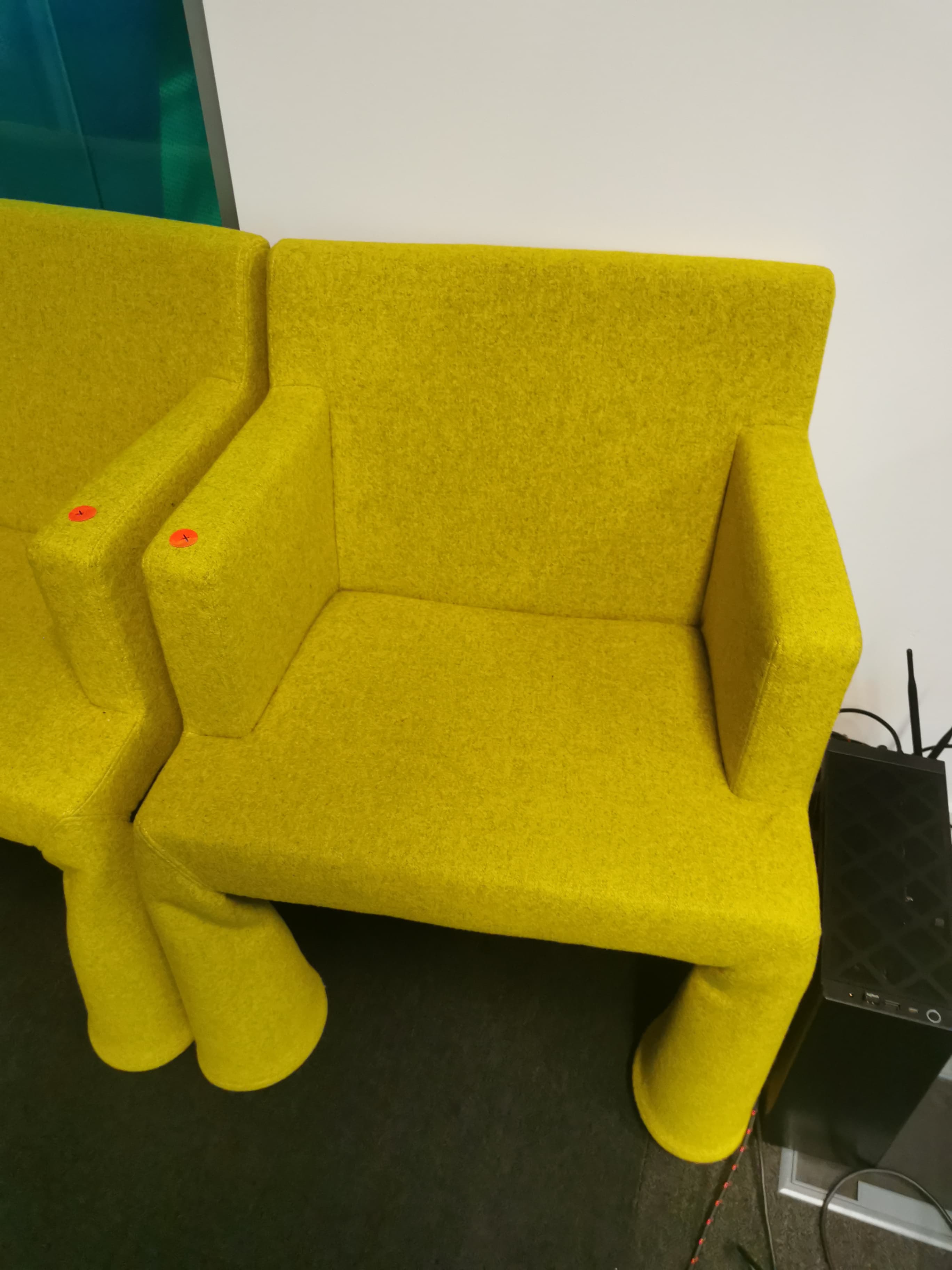 Mooie WoolBlend Chartreuse Loveseat with Retro design on wheels-1