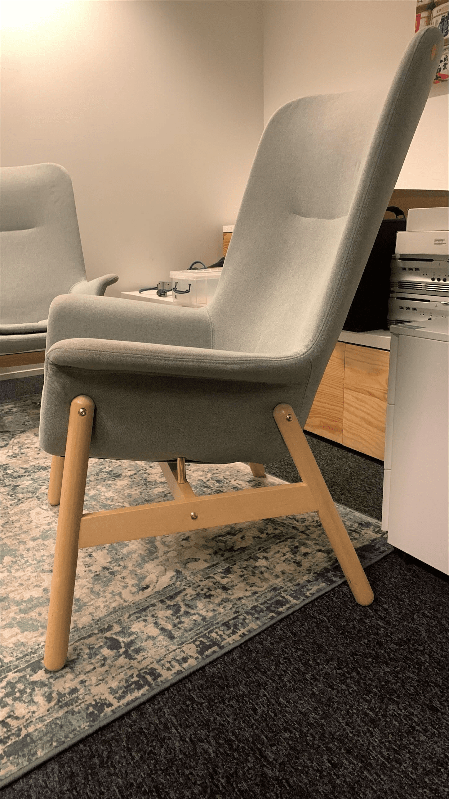IKEA grijze comfortabele stoel op houten poten-2