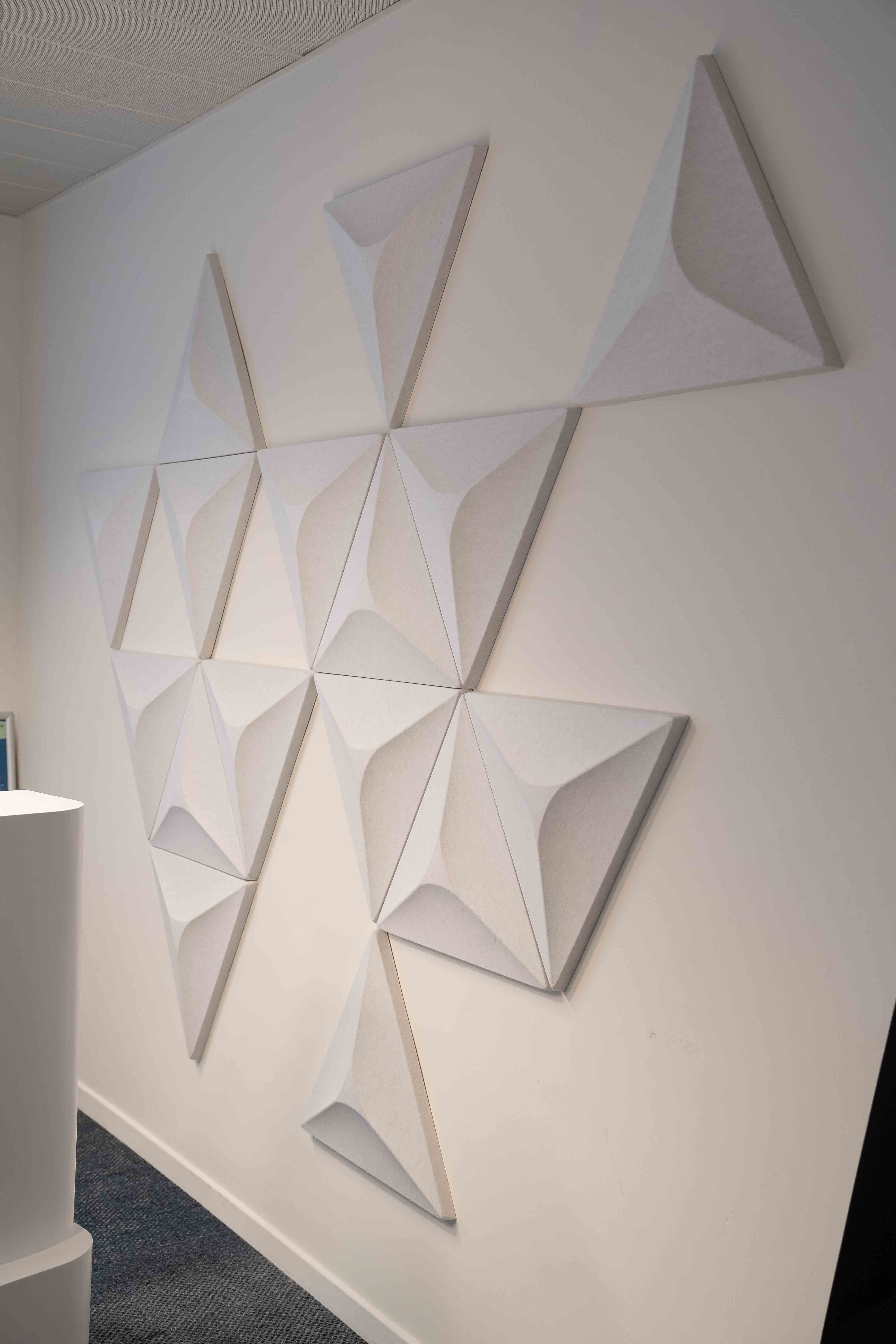 Panneaux muraux acoustiques blancs à motif géométrique.-1
