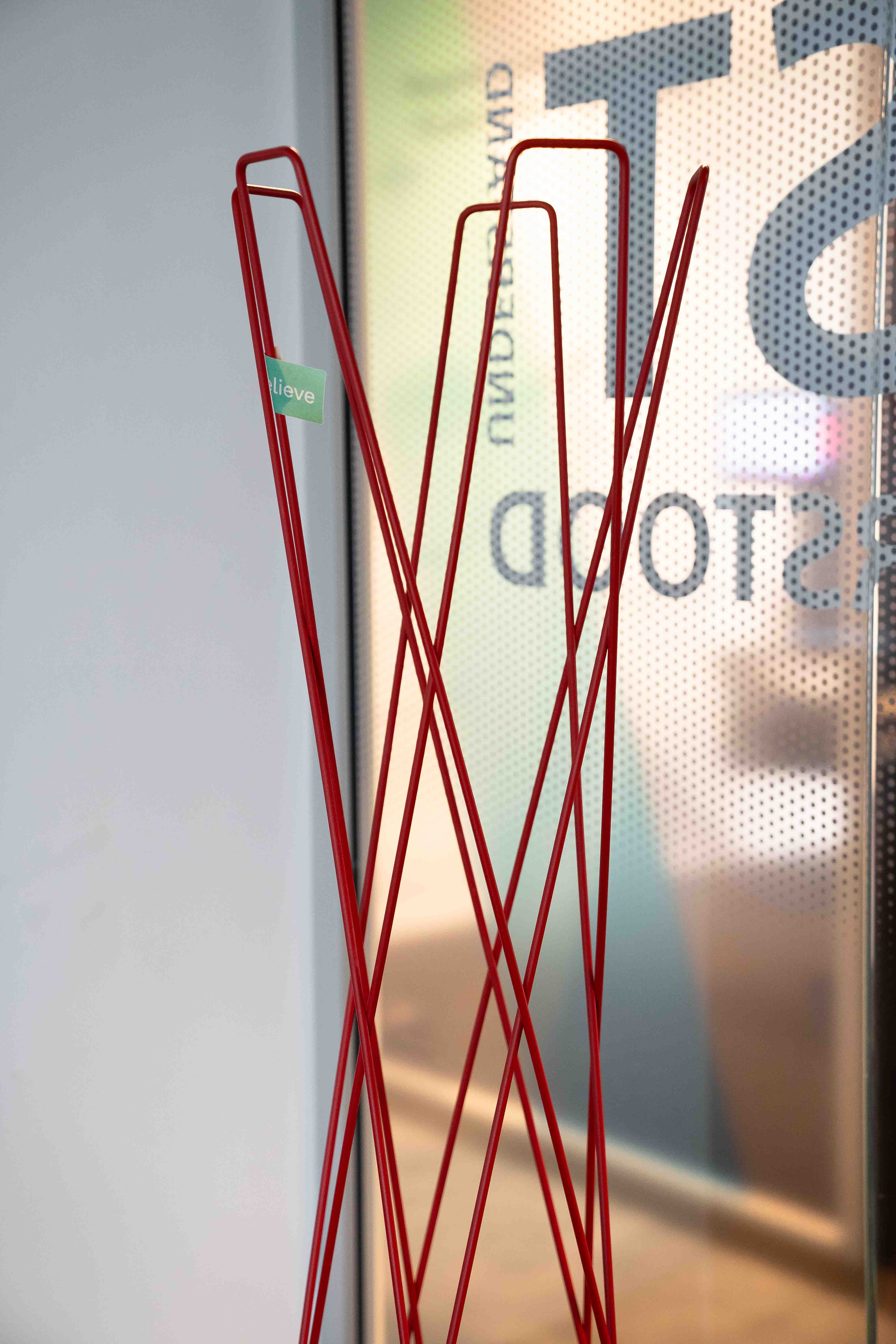 Cascando Red Metal Coat Stand with Geometric Design-1