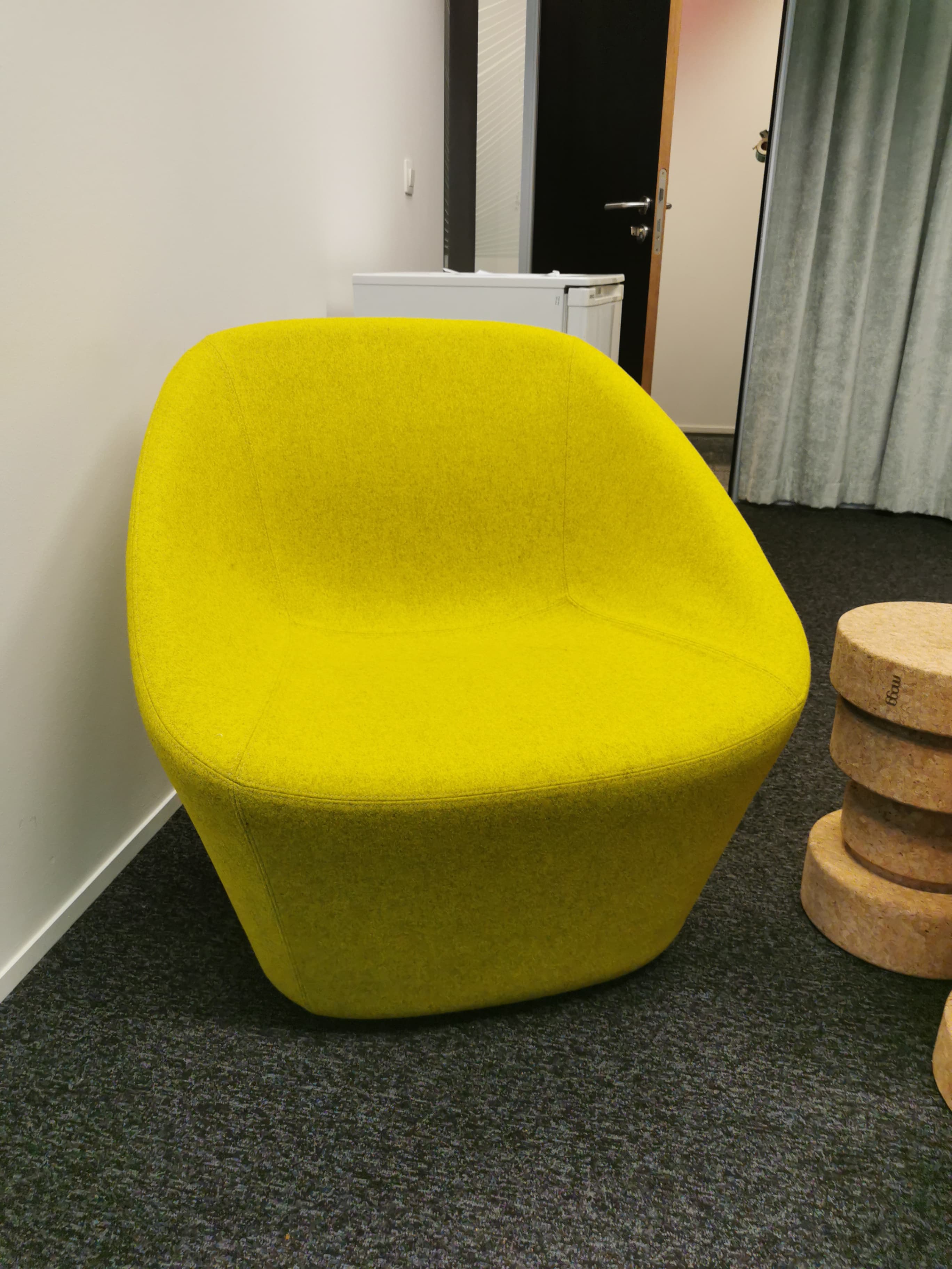 Pedrali Lime Green stoffen fauteuil met eigentijds ontwerp-0