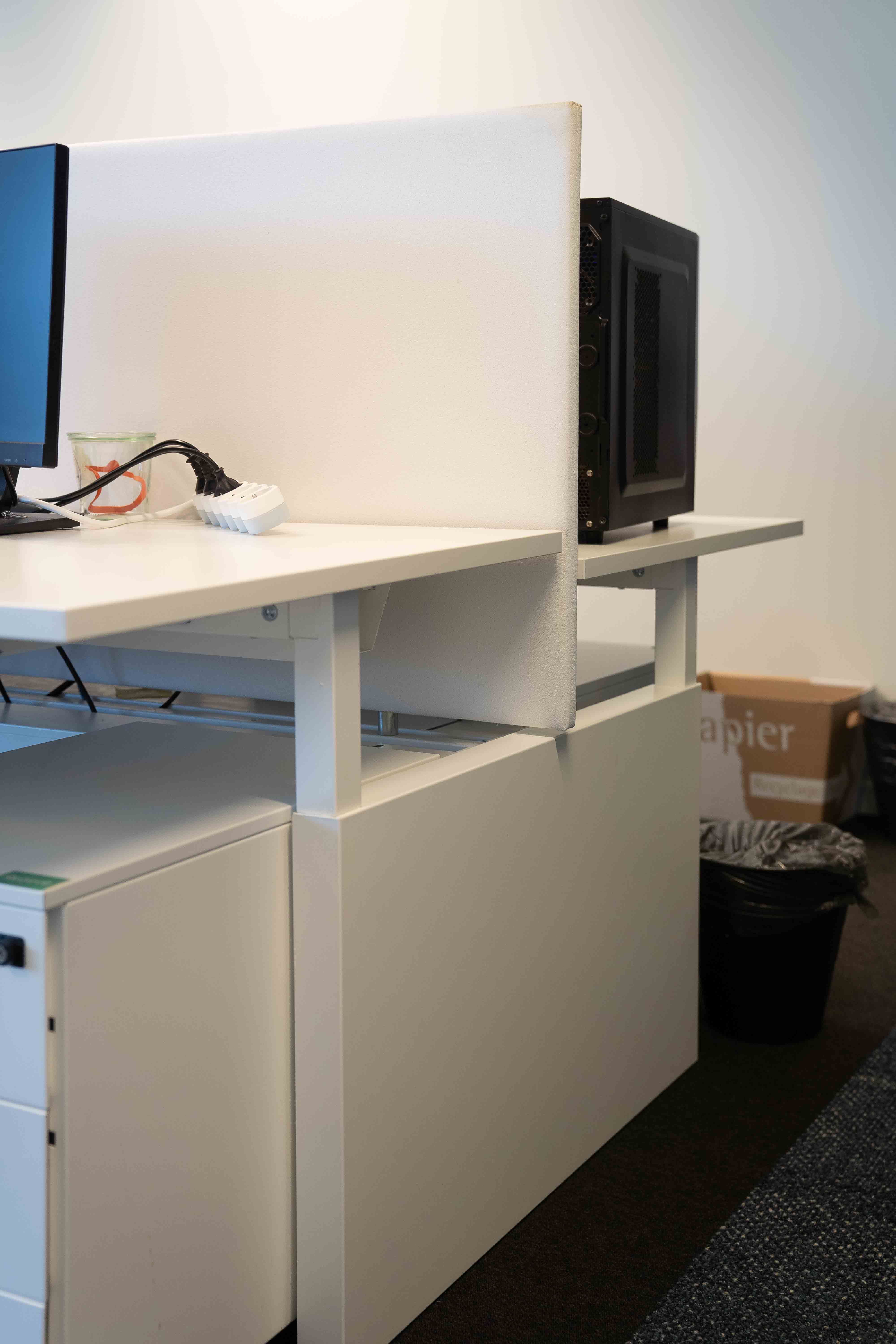 Steelcase White duo desk with central cable management and adjustable legs without divider (bureau duo blanc avec gestion centrale des câbles et pieds réglables sans séparateur)-1