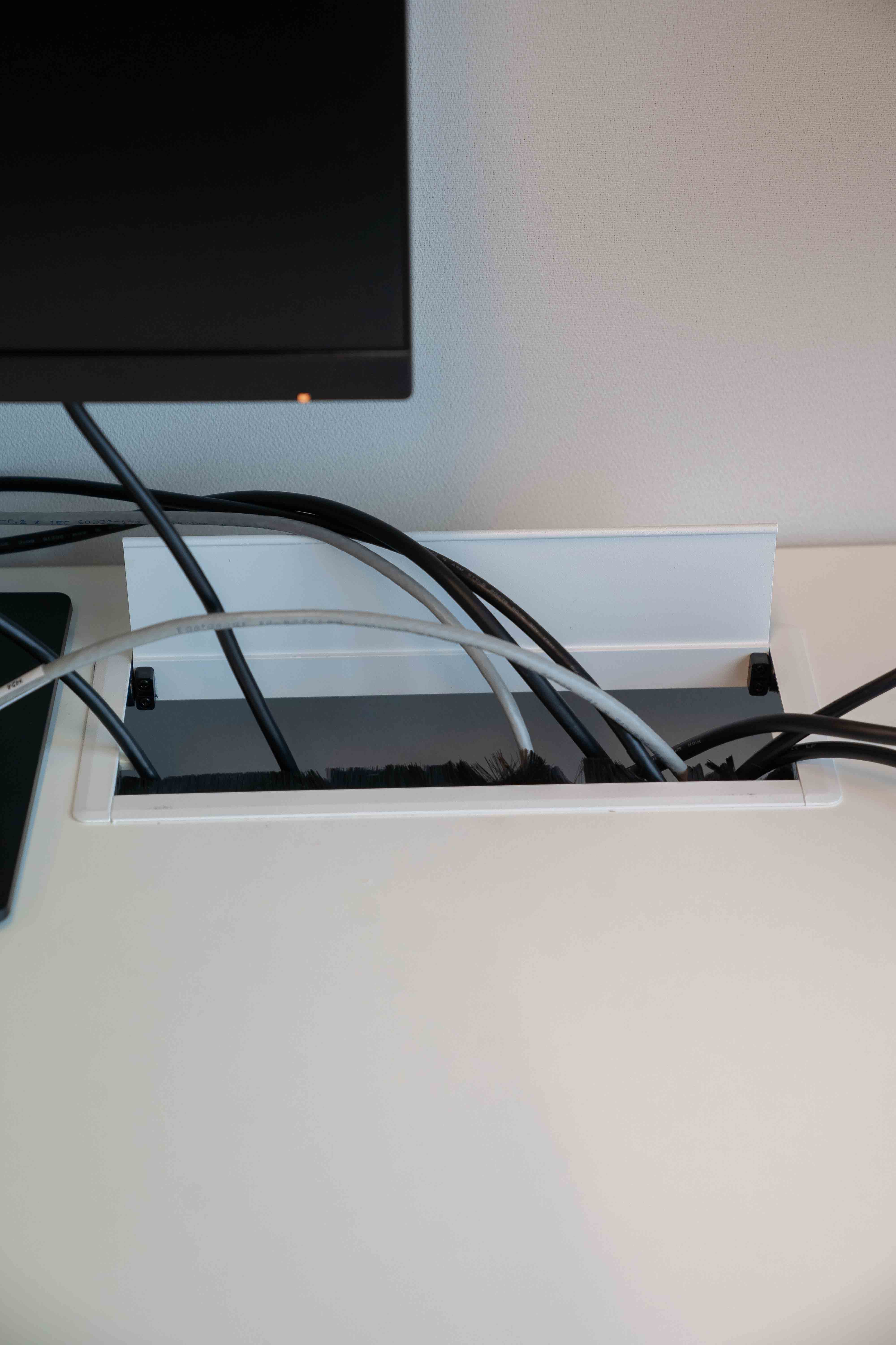 Steelcase White duo desk with central cable management and adjustable legs without divider (bureau duo blanc avec gestion centrale des câbles et pieds réglables sans séparateur)-2