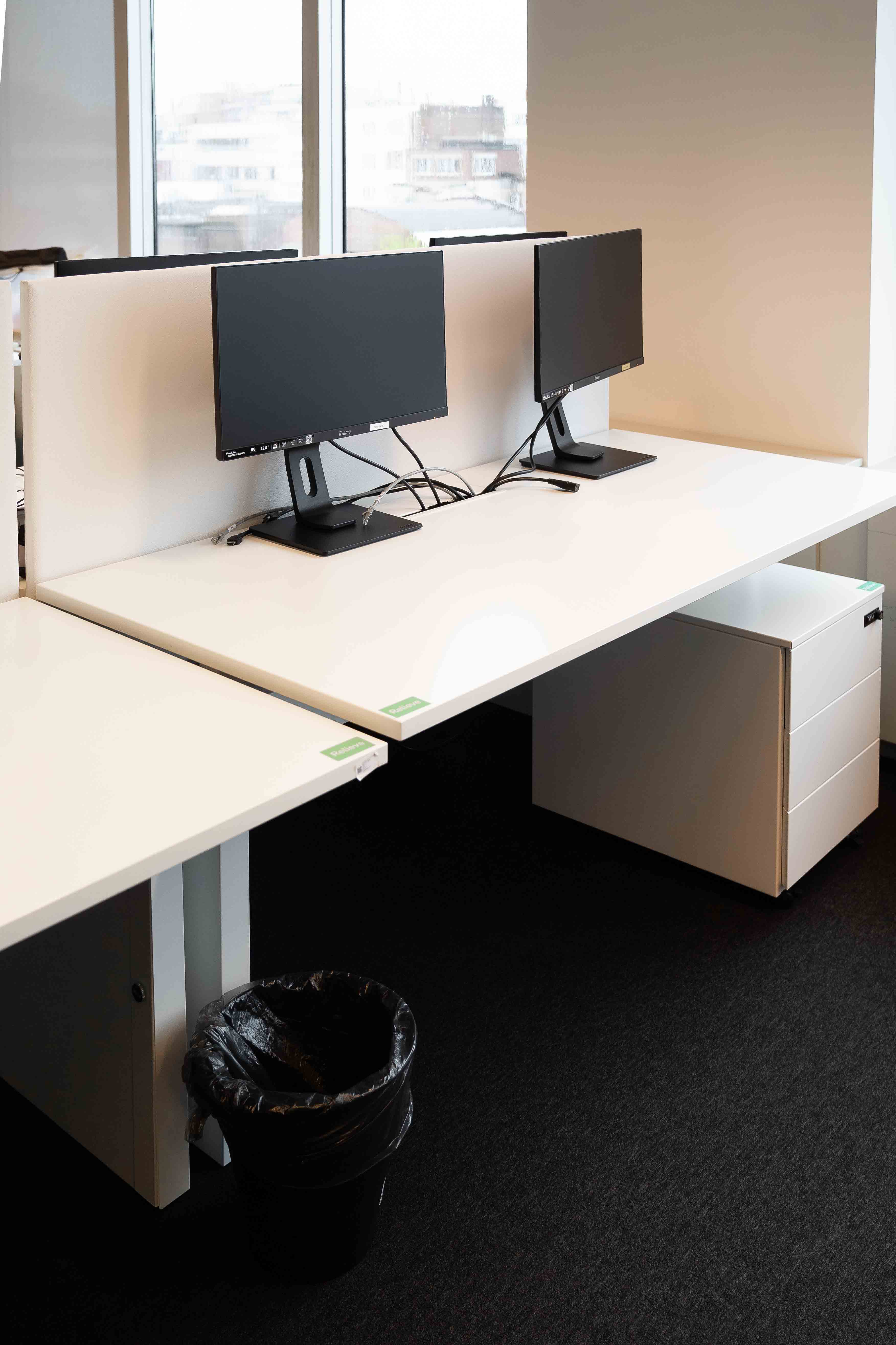 Steelcase Wit duo bureau met centraal kabelbeheer en verstelbare poten zonder tussenschot