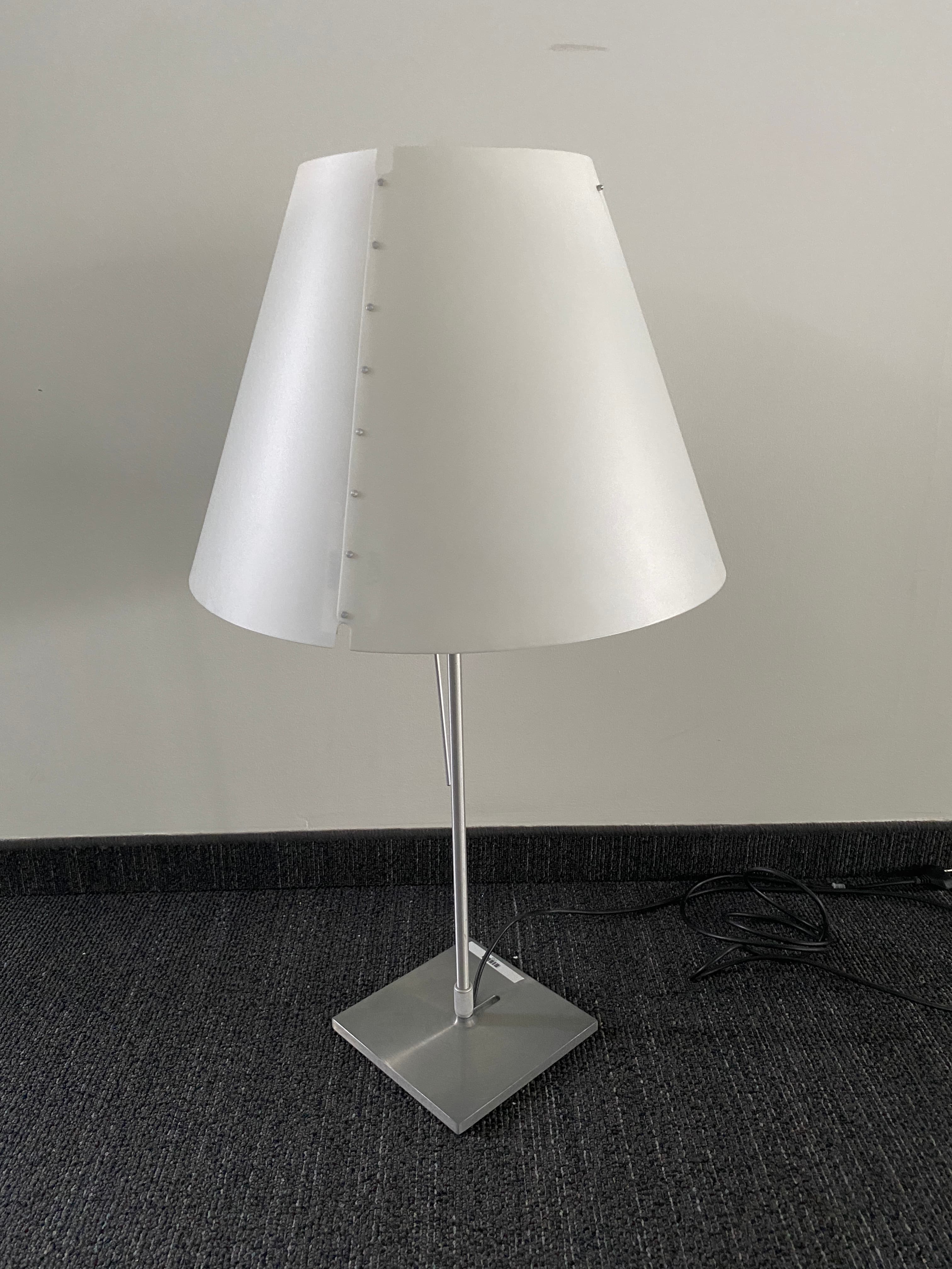 LUCE PLAN Witte stoffen tafellamp met slanke metalen voet-1