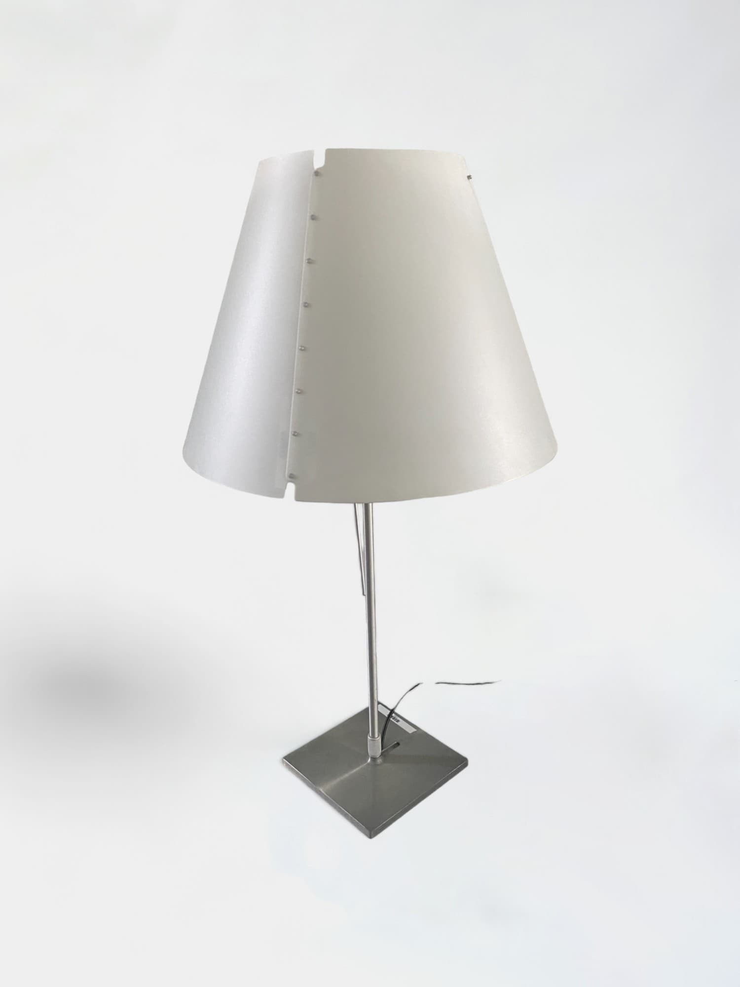LUCE PLAN Witte stoffen tafellamp met slanke metalen voet-0
