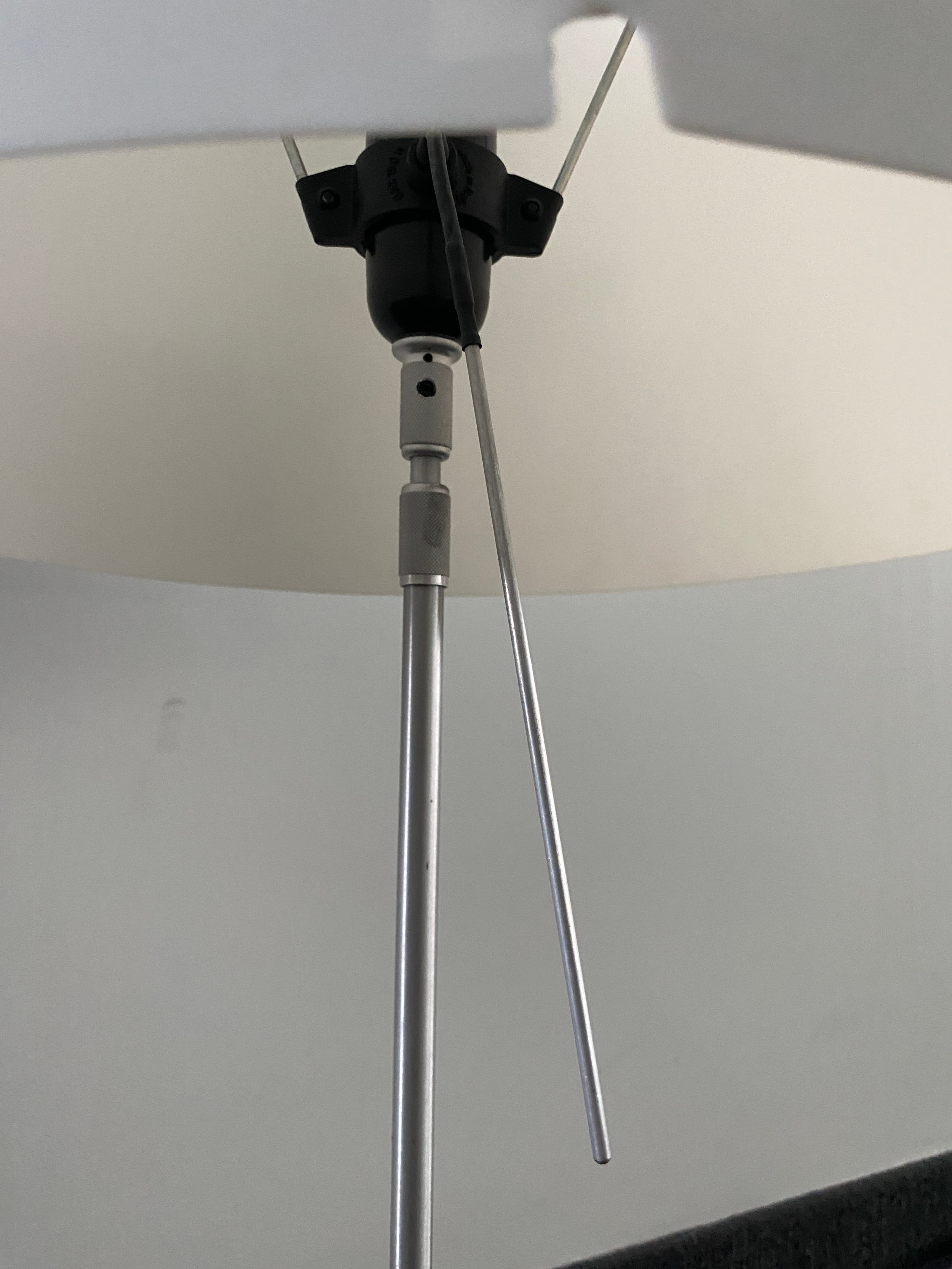 LUCE PLAN Witte stoffen tafellamp met slanke metalen voet-3