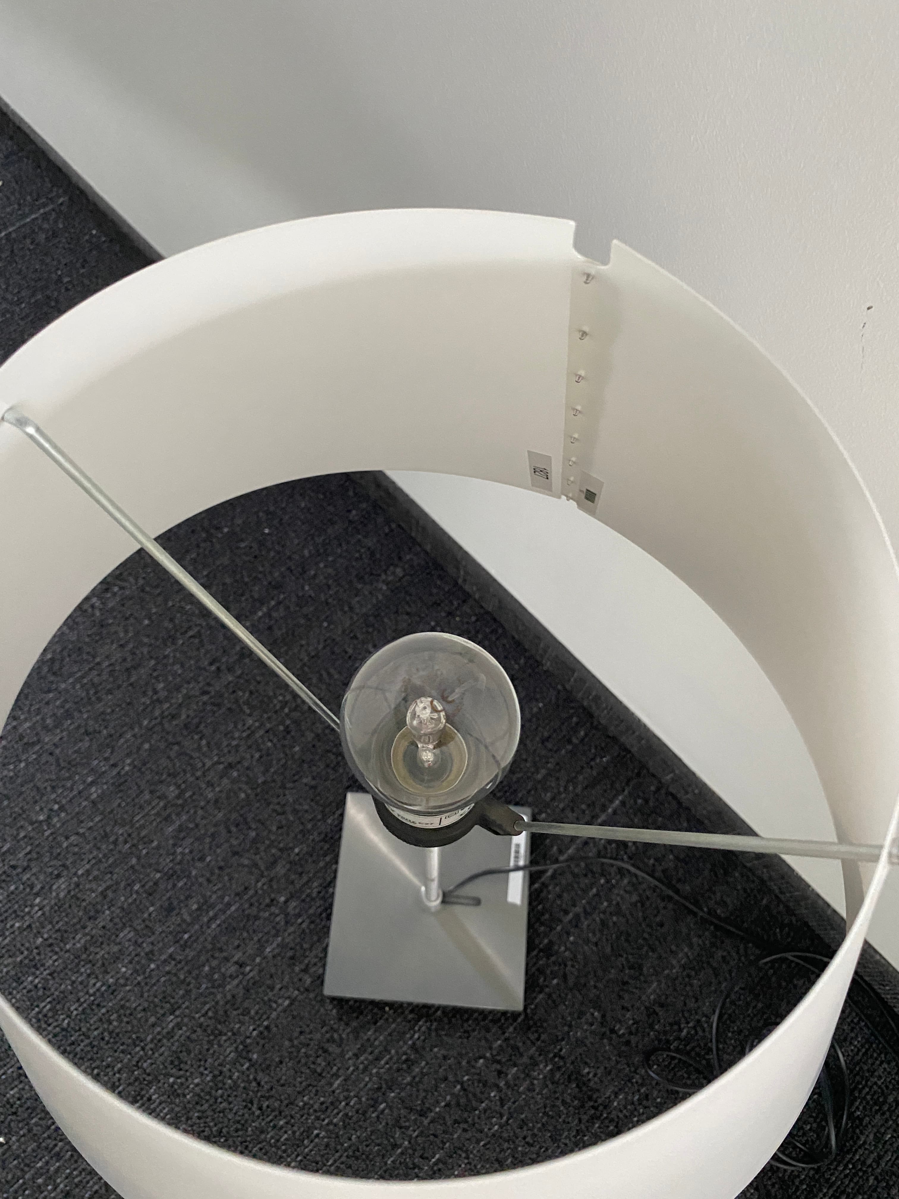 LUCE PLAN Witte stoffen tafellamp met slanke metalen voet-2