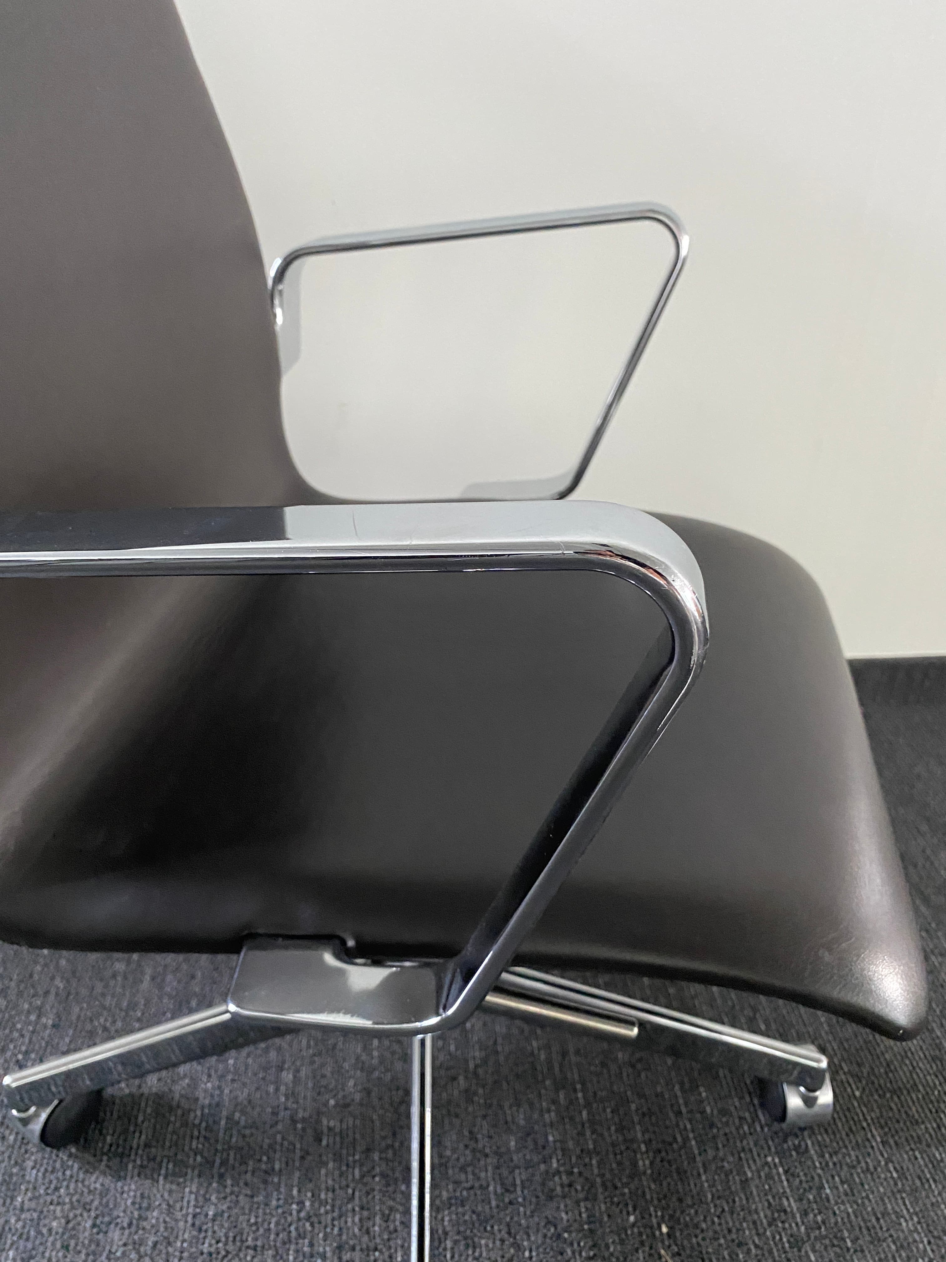 Fritz Hansen - Chaise de bureau en cuir brun foncé avec accents chromés et base à roulettes-6