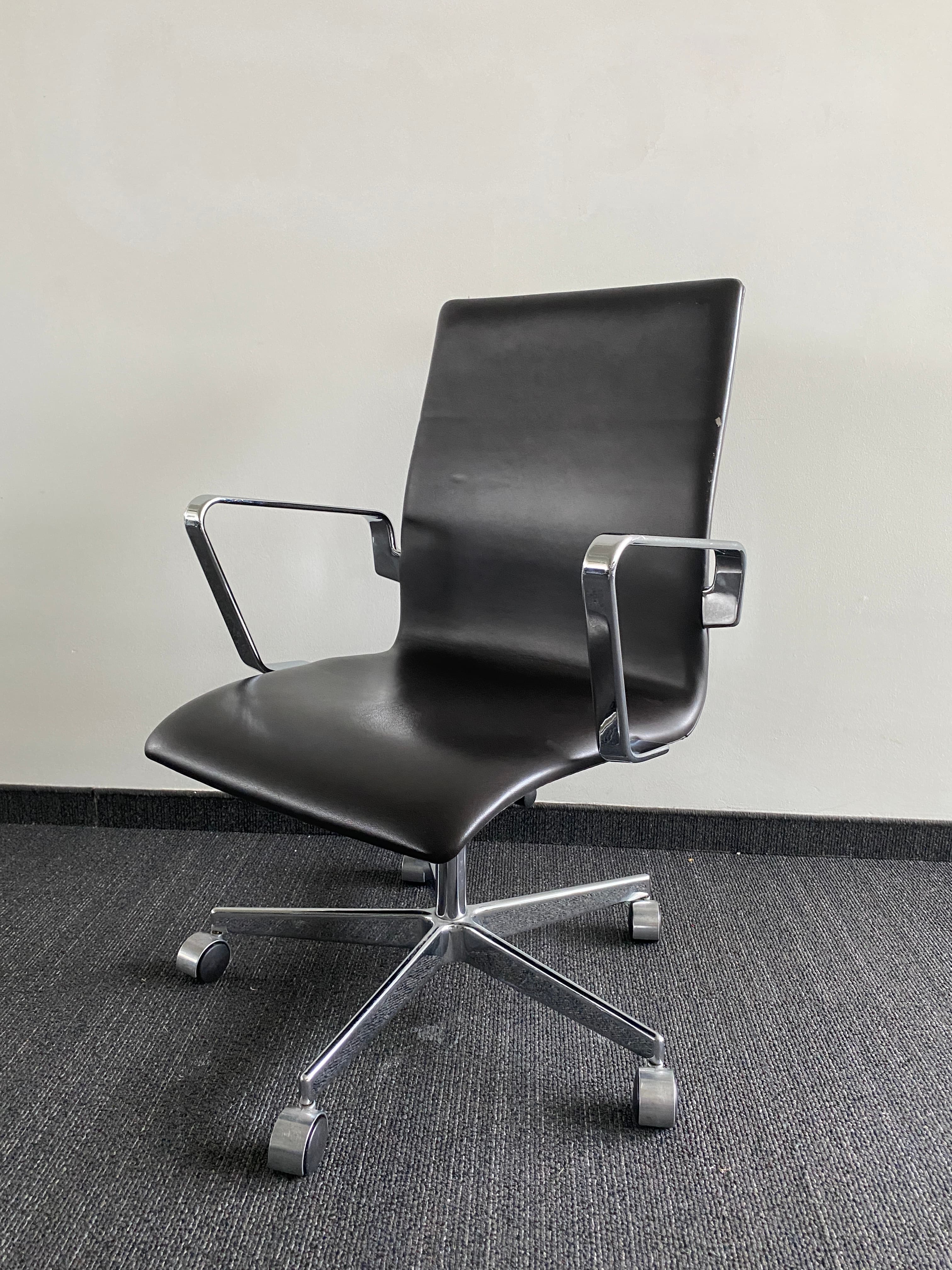 Fritz Hansen - Chaise de bureau en cuir brun foncé avec accents chromés et base à roulettes-1