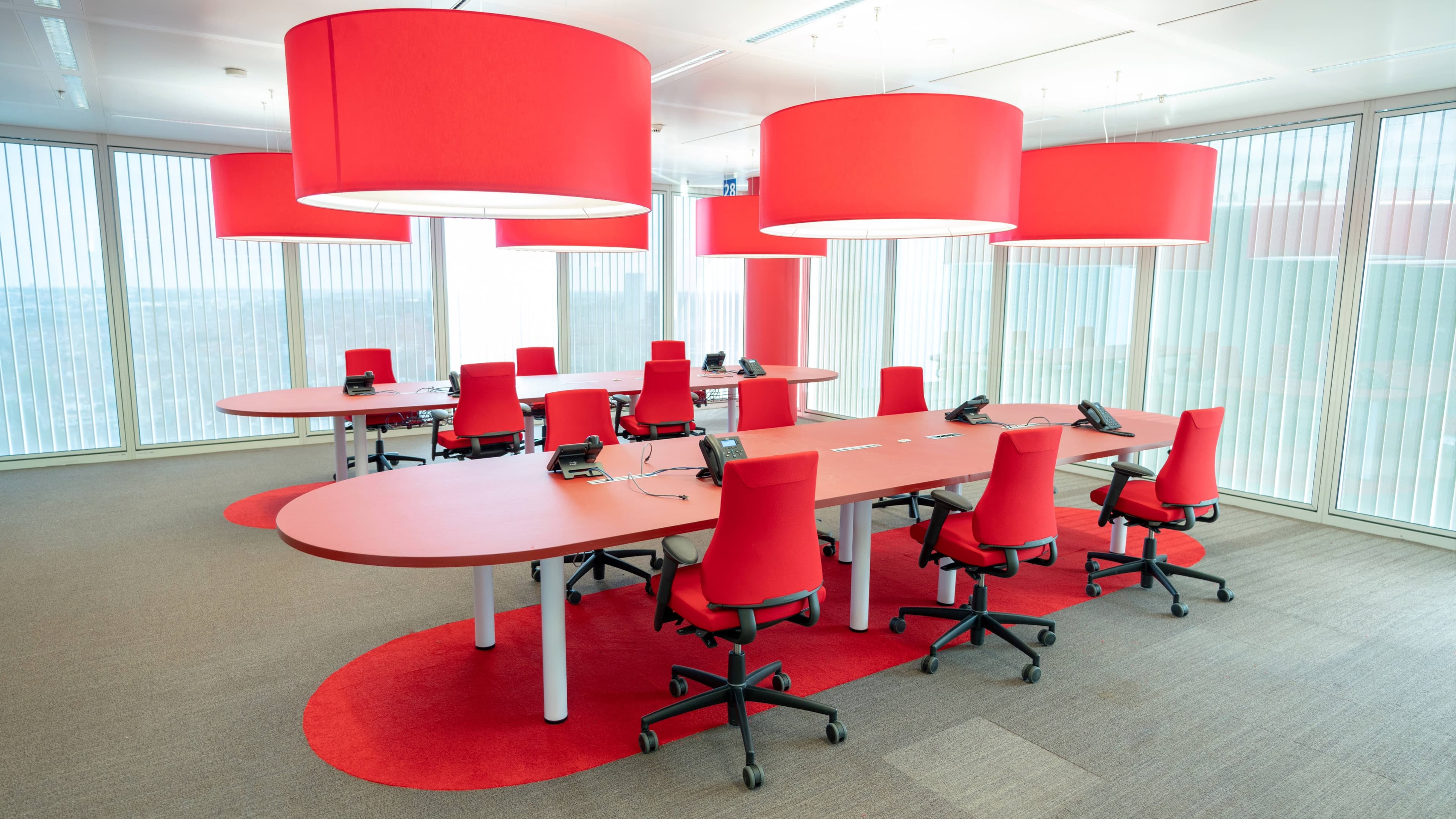 Grande table de réunion ovale rouge avec accès par câble au sommet et support de table.-1