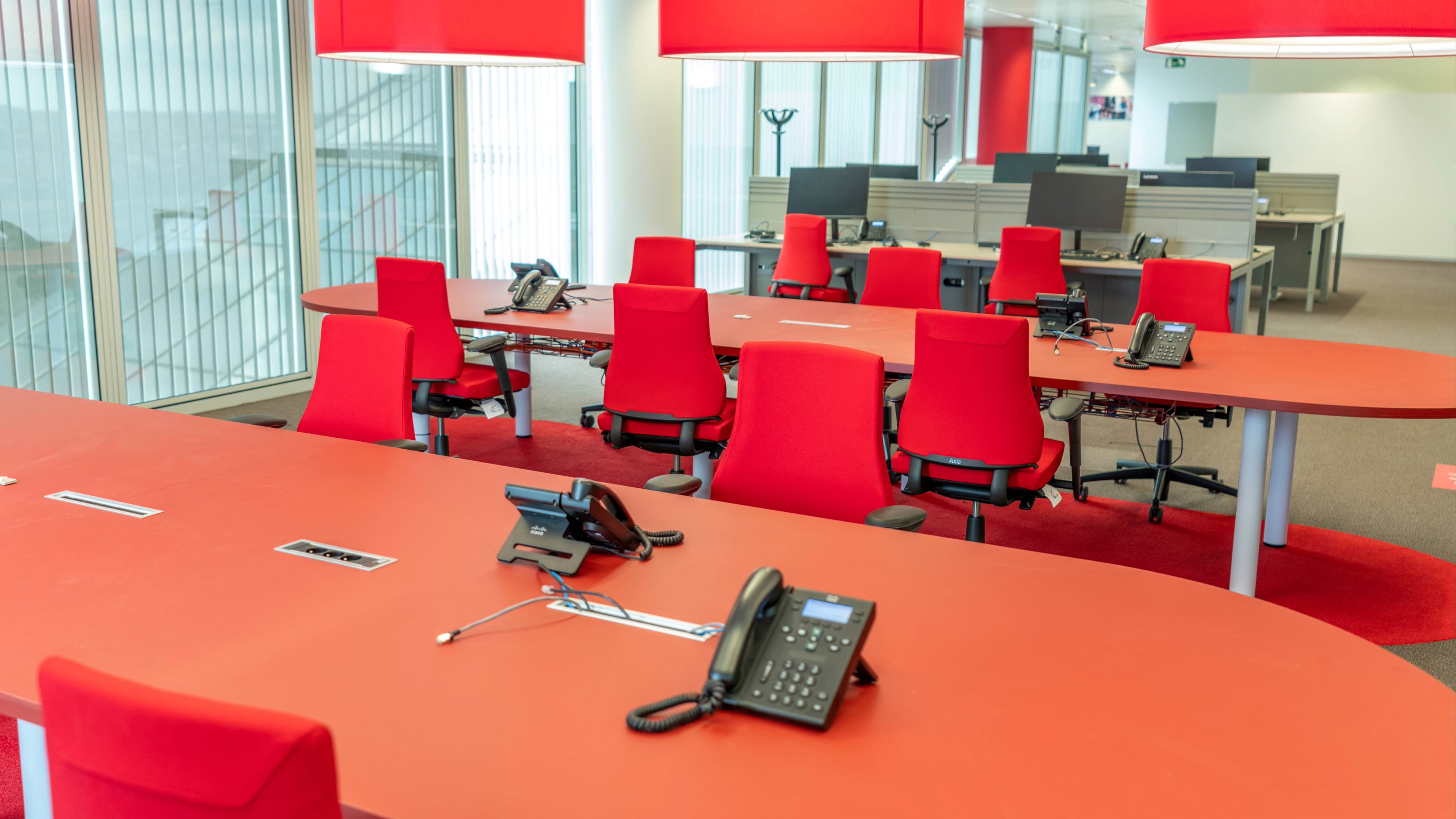 Grande table de réunion ovale rouge avec accès par câble au sommet et support de table.-2