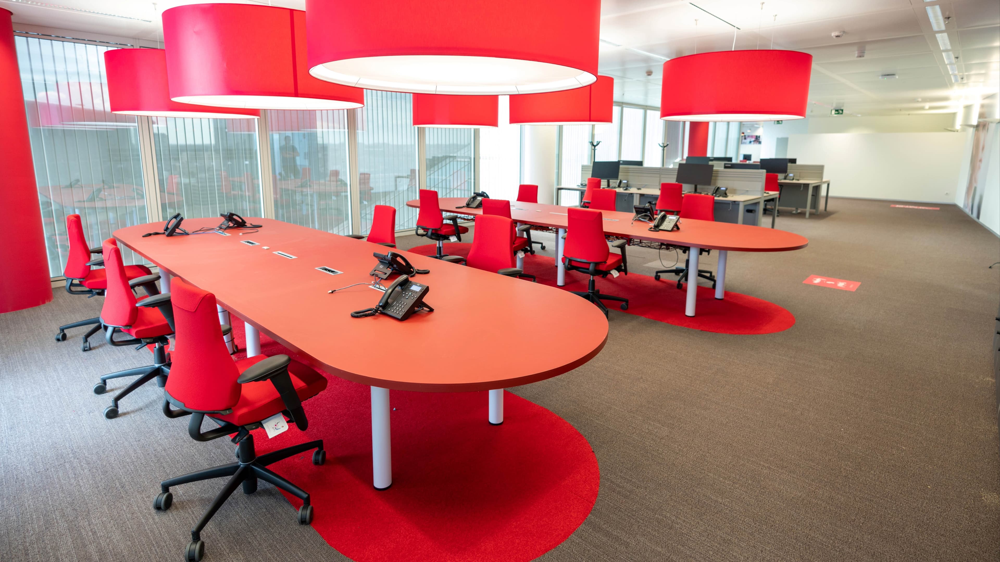 Grande table de réunion ovale rouge avec accès par câble au sommet et support de table.-0