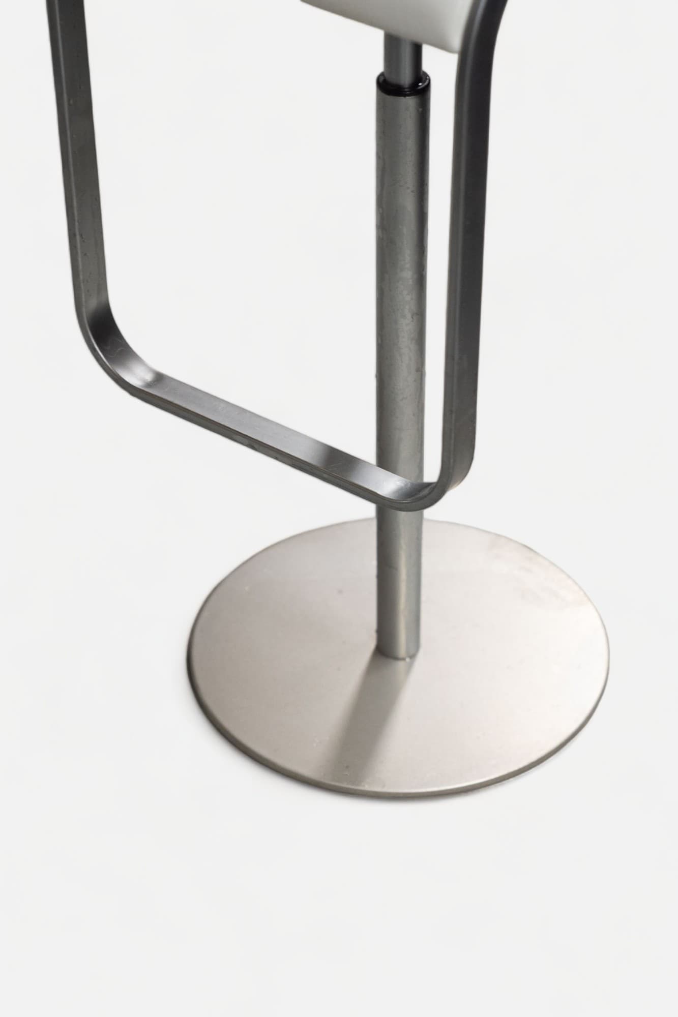 Lapalma Lem Wit lederen verstelbare kruk op grijze poten-1