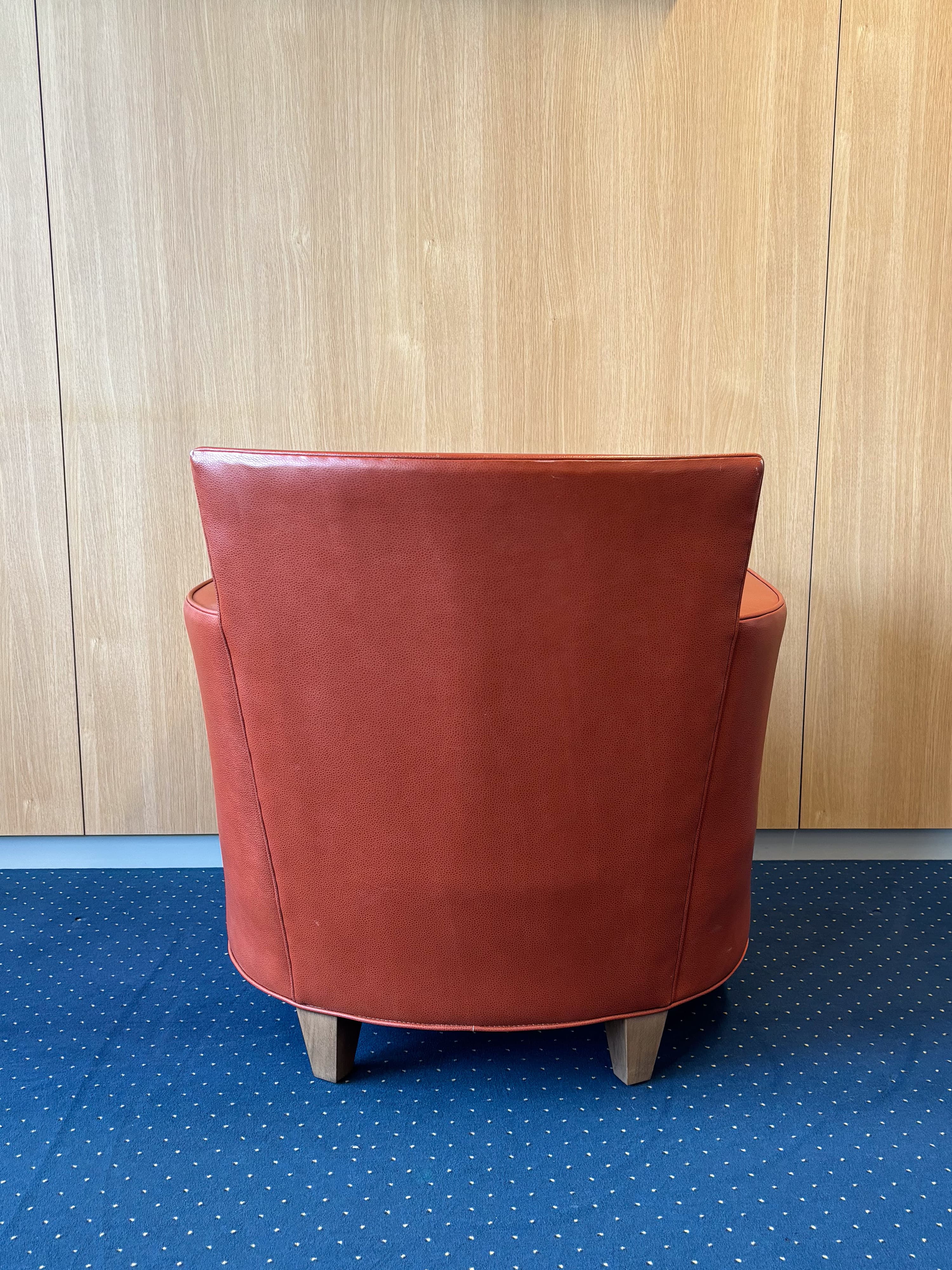 Fauteuil en simili-cuir orange brûlé au design moderne-3
