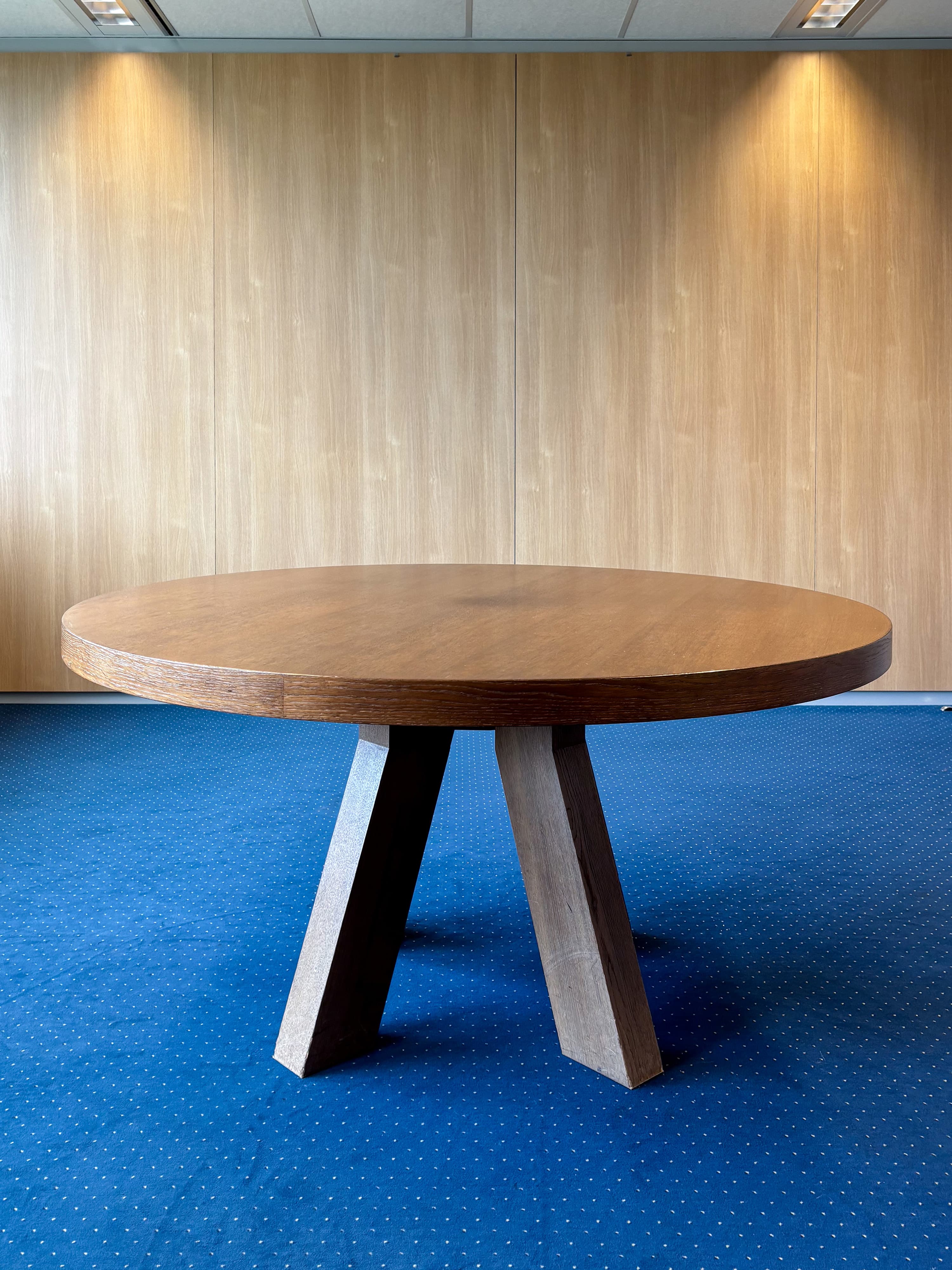Table ronde en bois marron de 150 cm avec pieds angulaires robustes-0