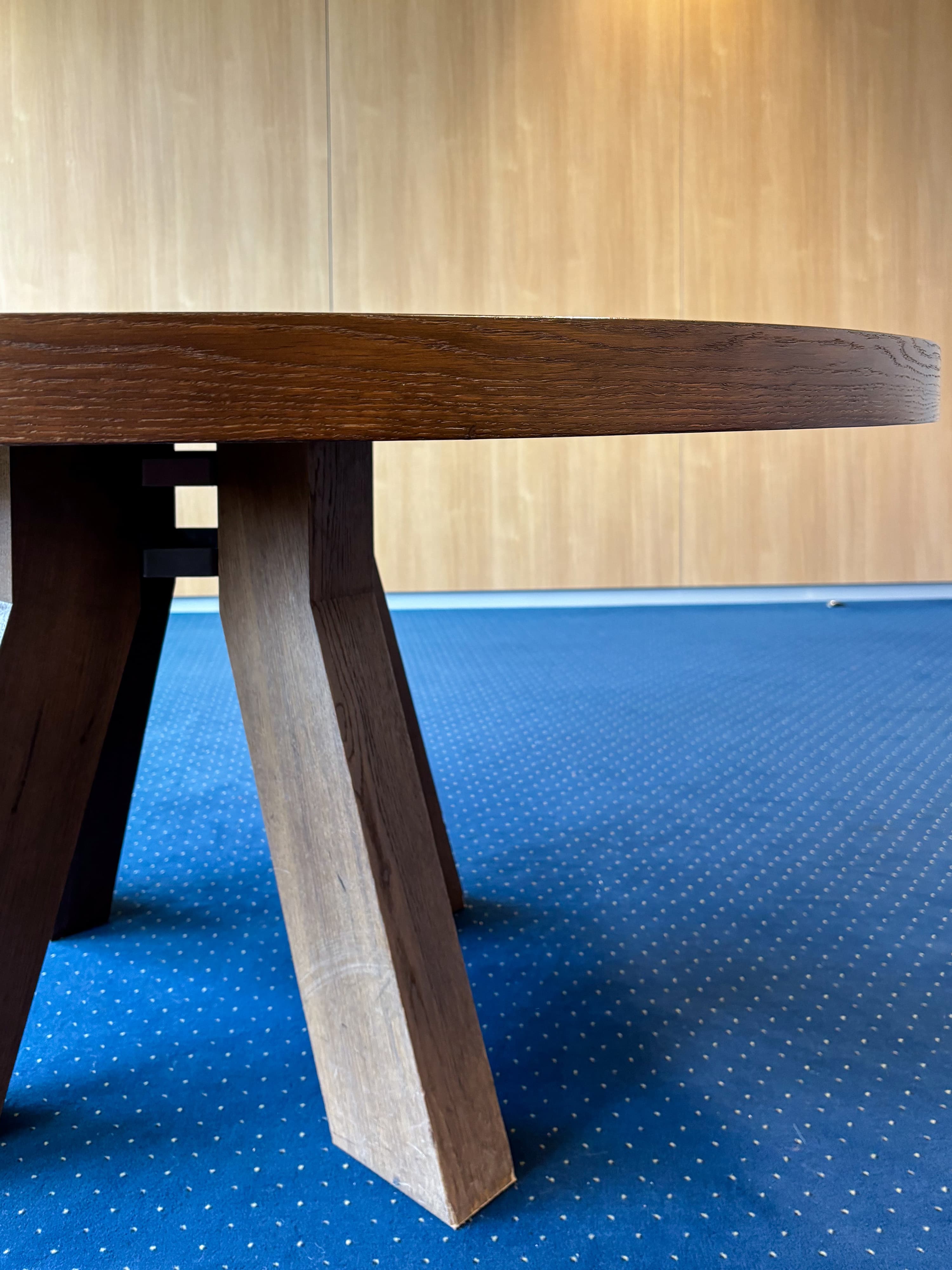 Table ronde en bois marron de 150 cm avec pieds angulaires robustes-1
