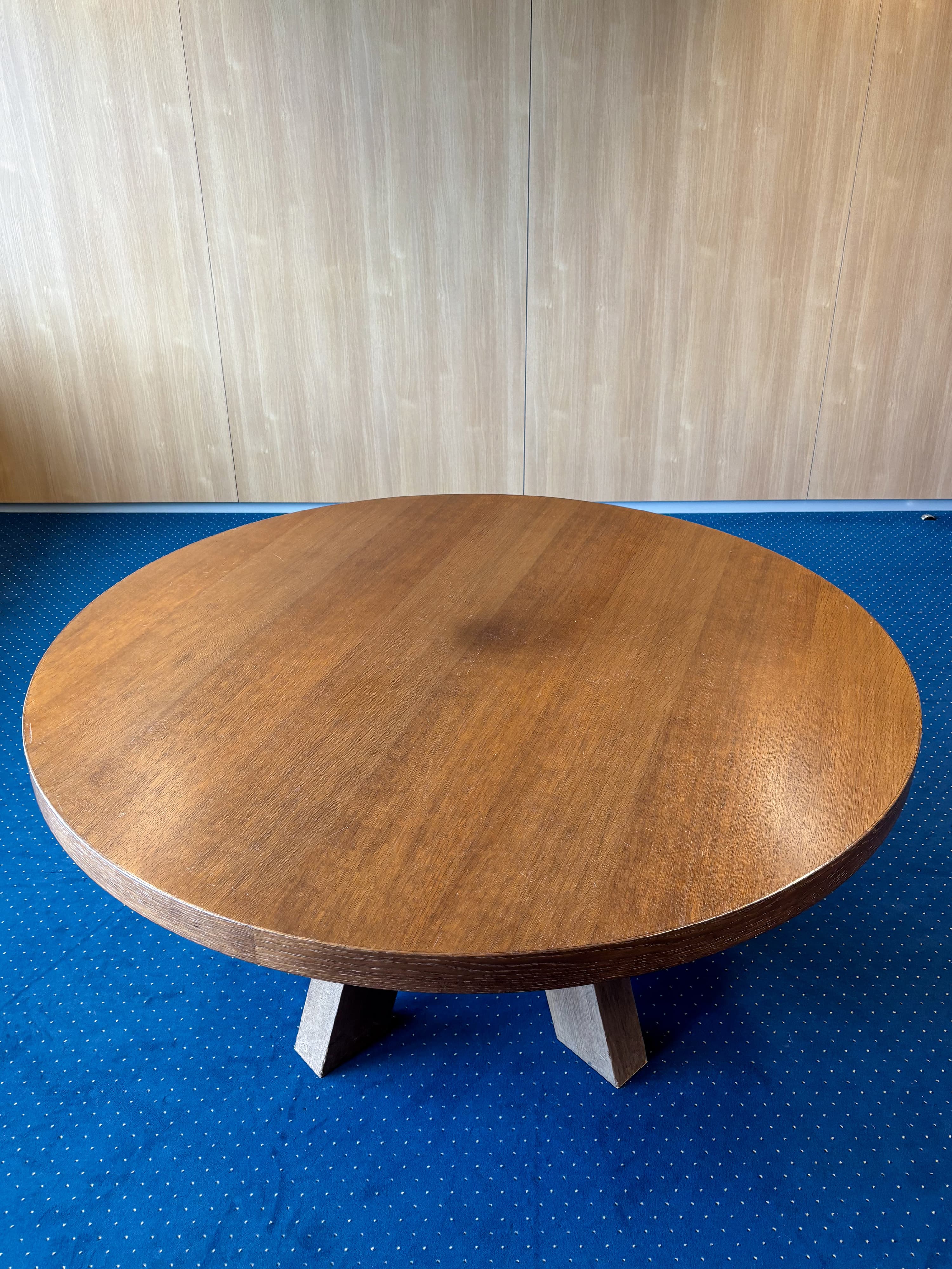Table ronde en bois marron de 150 cm avec pieds angulaires robustes-2