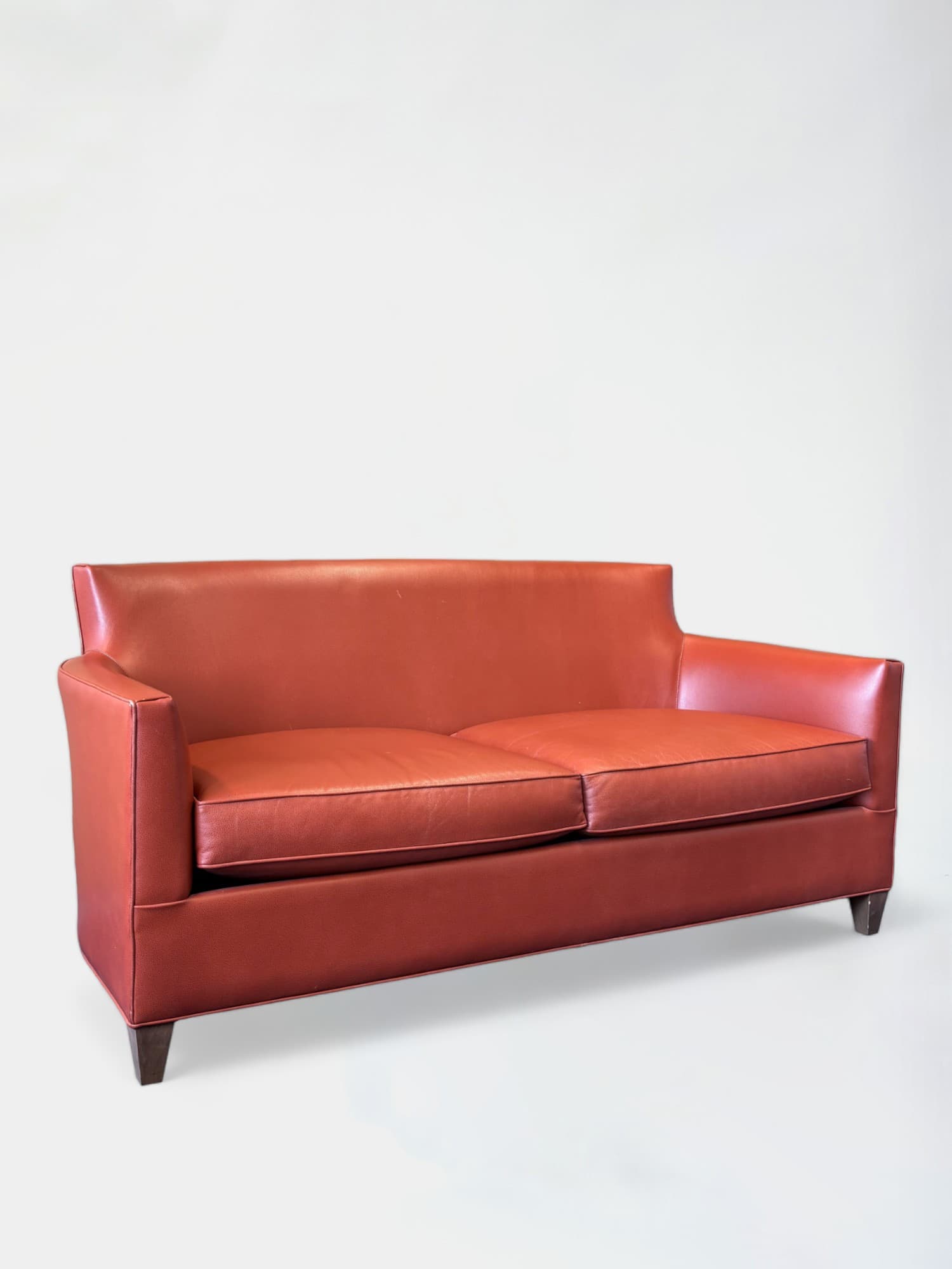 Canapé en cuir orange au design moderne et épuré