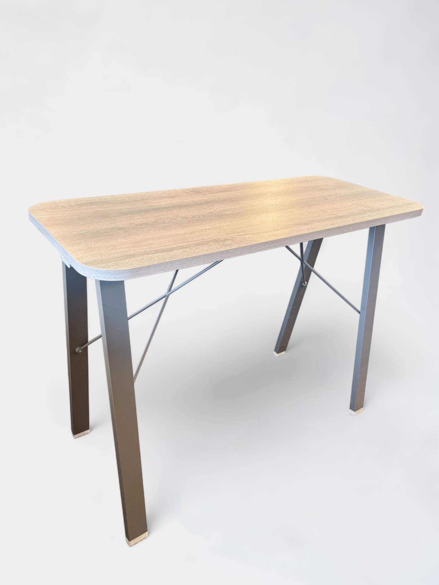 Bureau réglable bois clair, pieds métalliques élégants