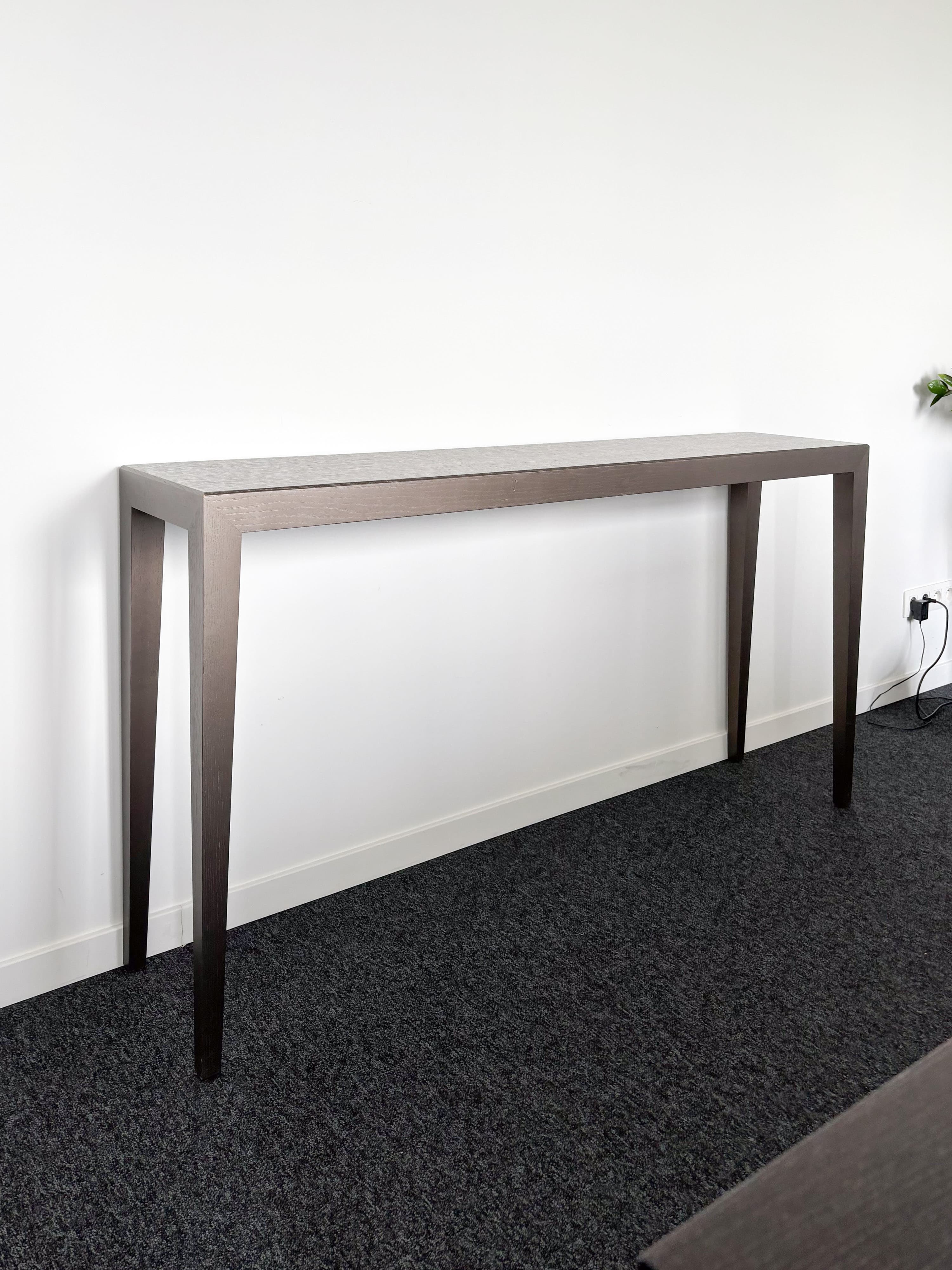 Table console en bois brun foncé au design épuré-1