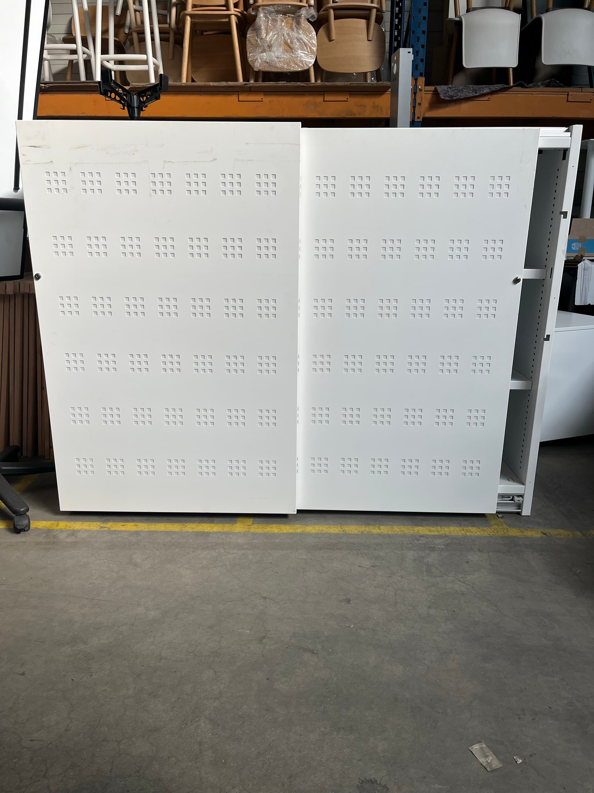 Meuble en métal blanc avec design perforé-1