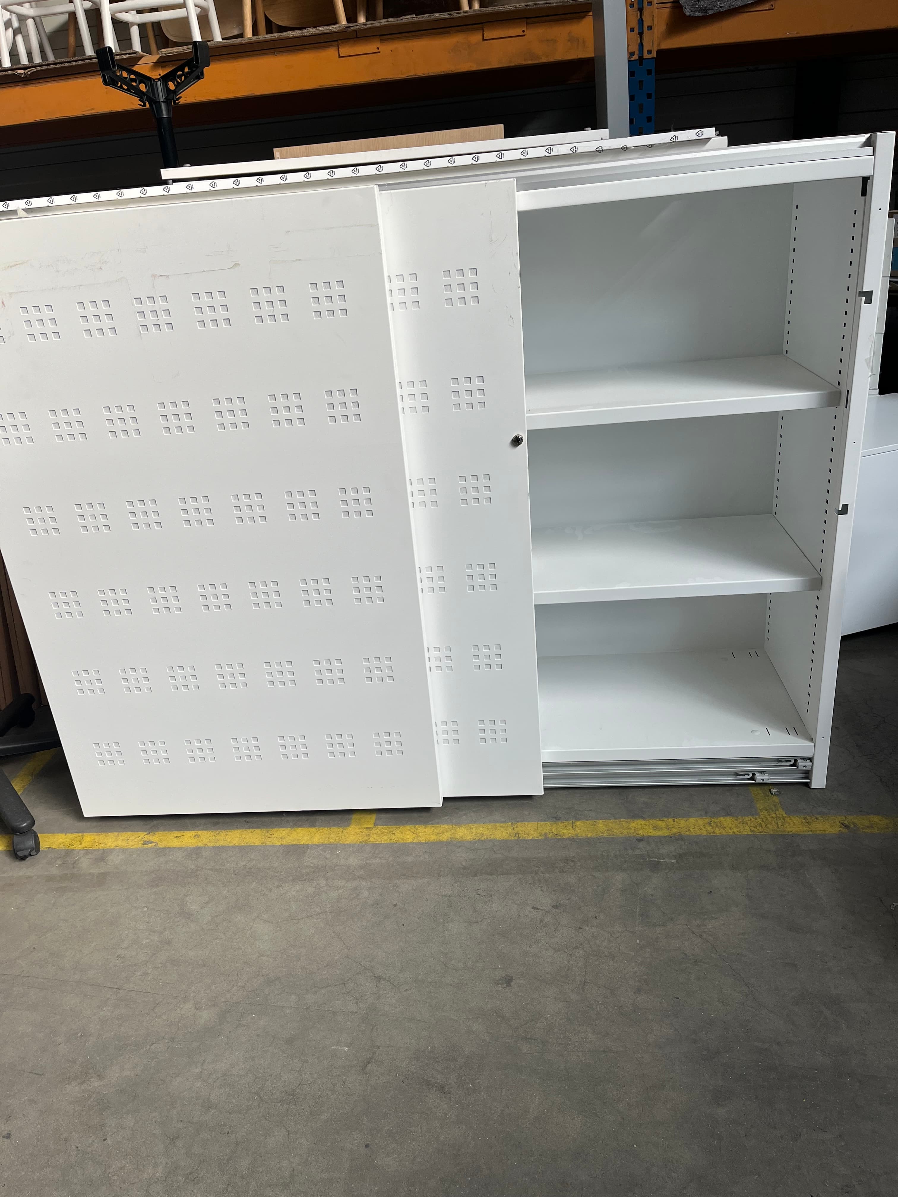 Meuble en métal blanc avec design perforé-2