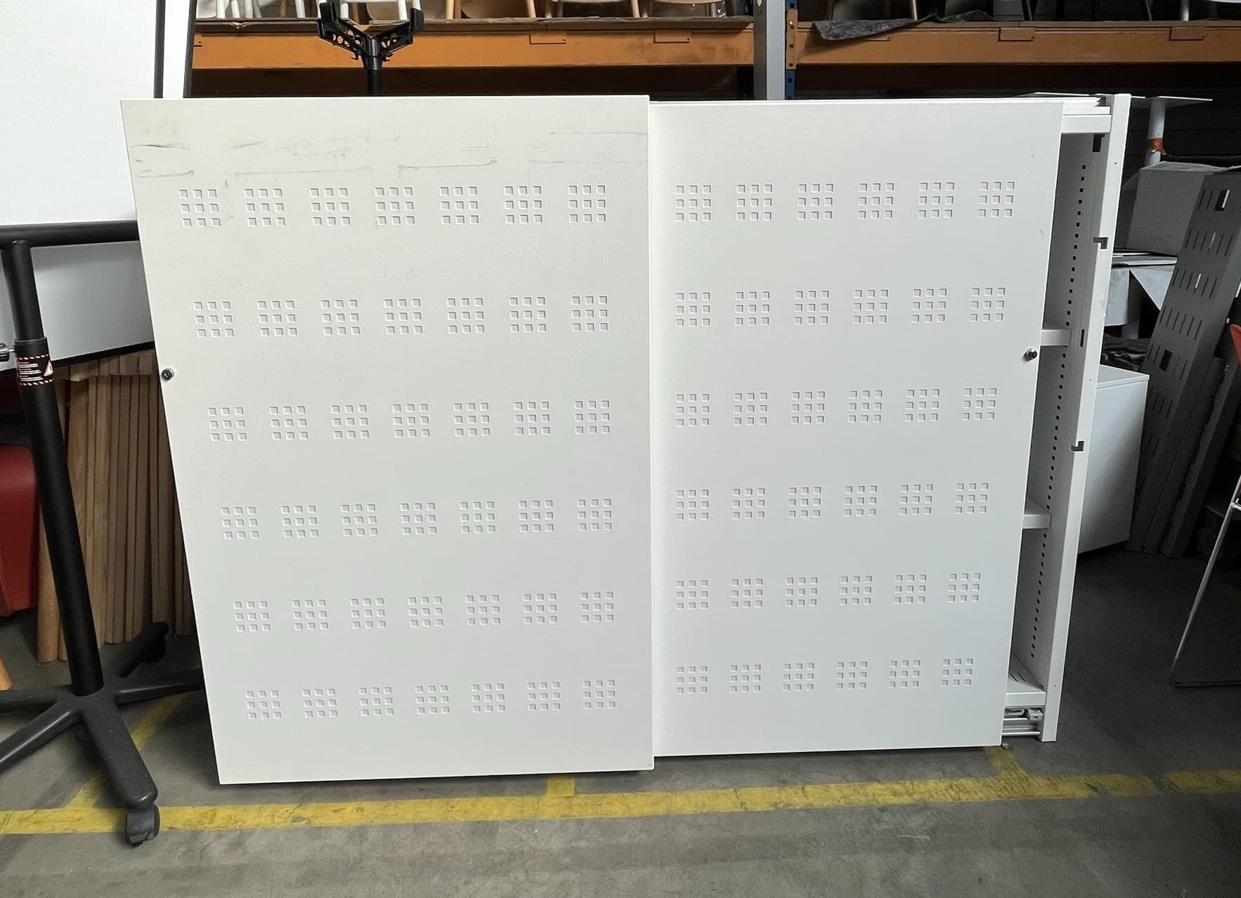 Meuble en métal blanc avec design perforé-0