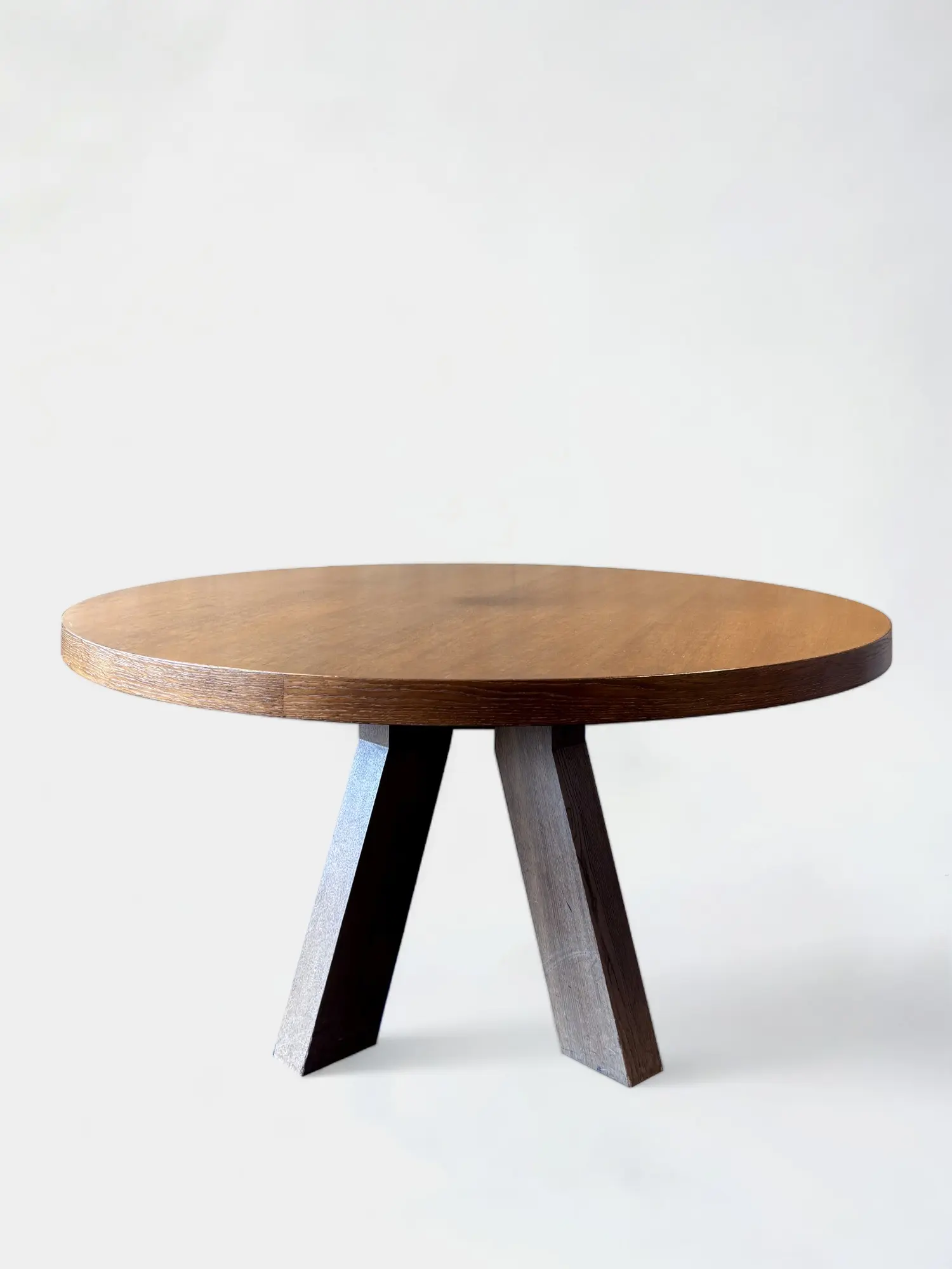 Table ronde en bois marron de 150 cm avec pieds angulaires robustes-0