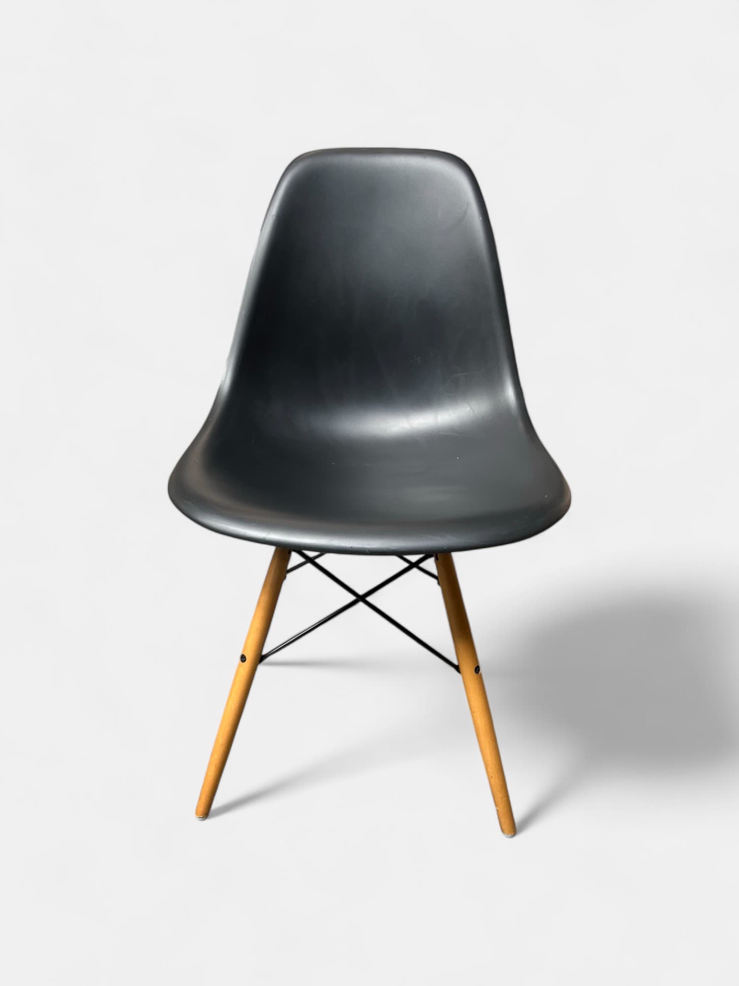 Vitra Charles & Ray Eames Zwart plastic en houten poten met krassen-3