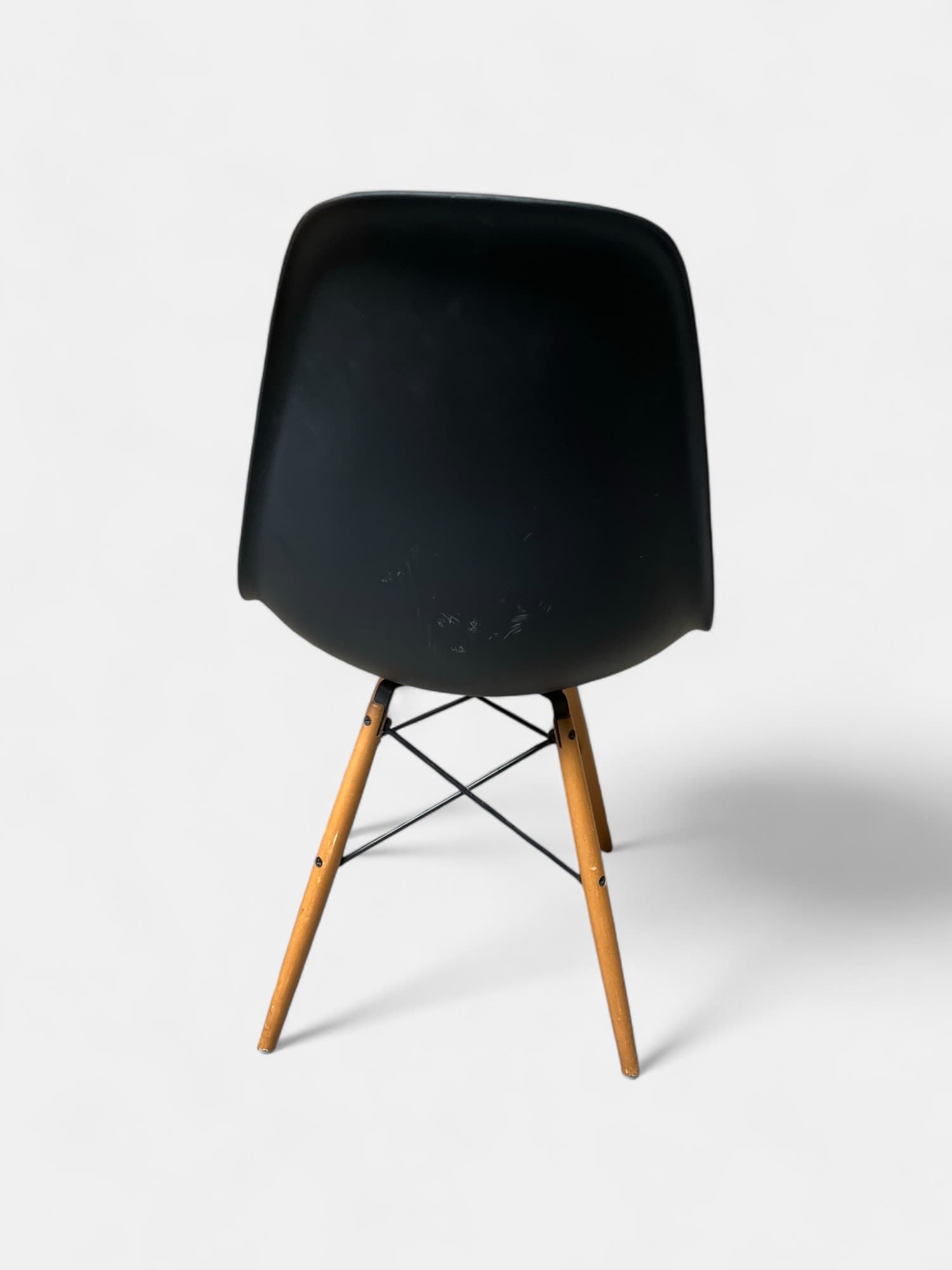 Vitra Charles & Ray Eames Zwart plastic en houten poten met krassen-2