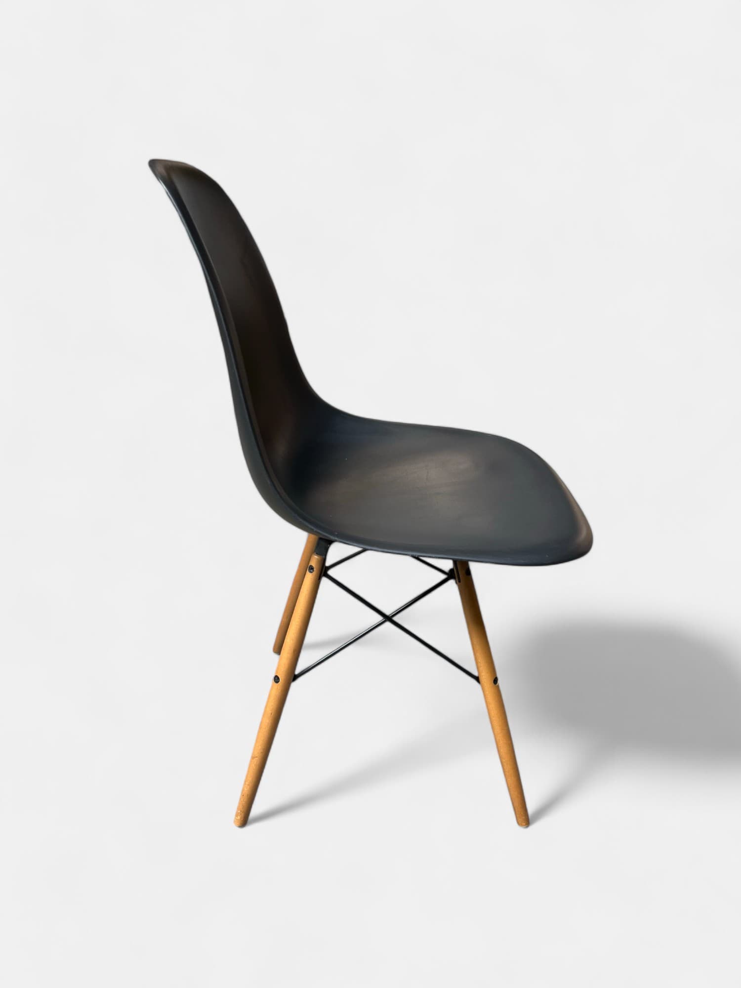 Vitra Charles & Ray Eames Zwart plastic en houten poten met krassen-1