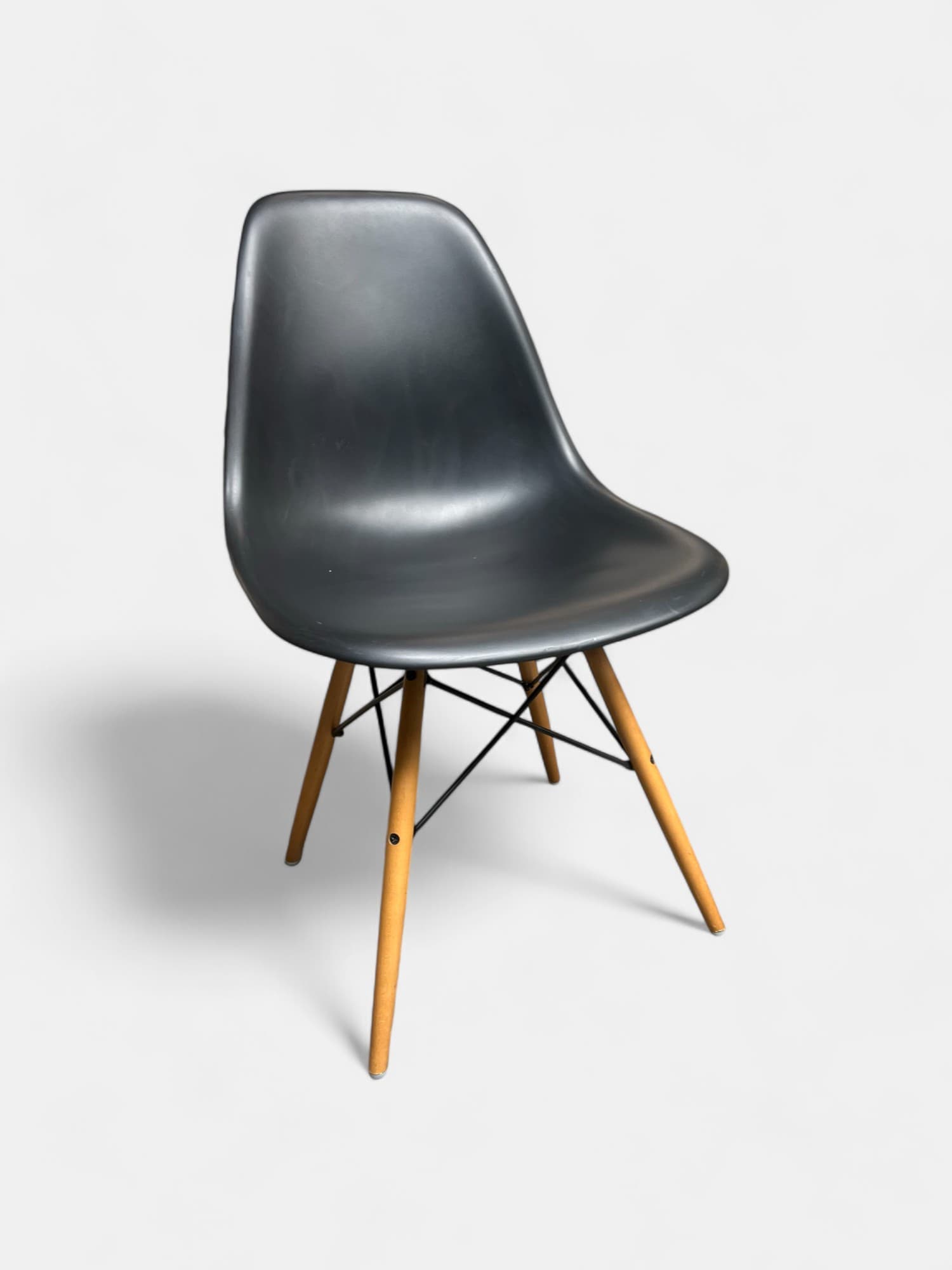 Vitra Charles & Ray Eames Zwart plastic en houten poten met krassen-0