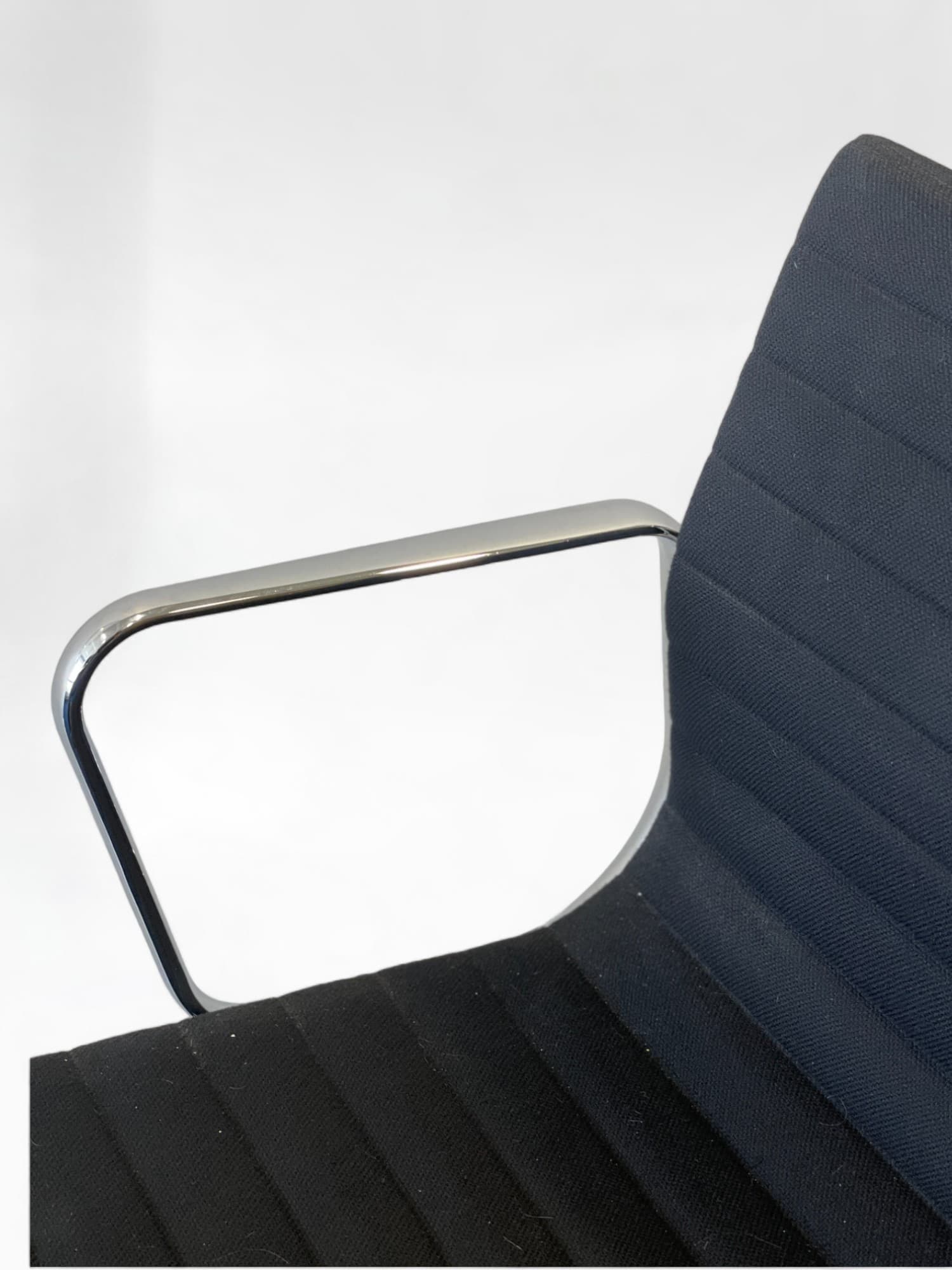 Vitra Eames - Hopsak Black EA104-5