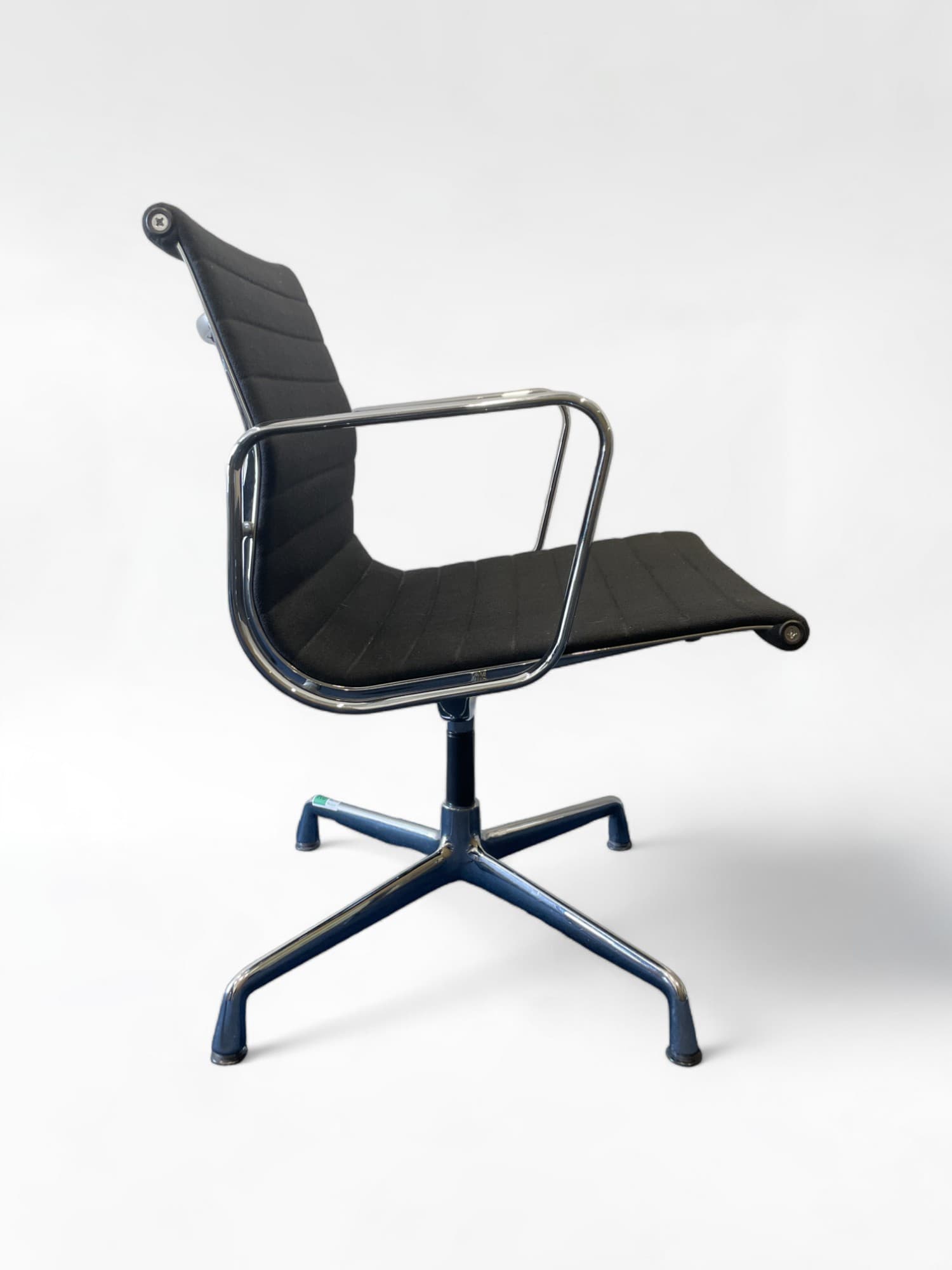 Vitra Eames - Hopsak Black EA104-2