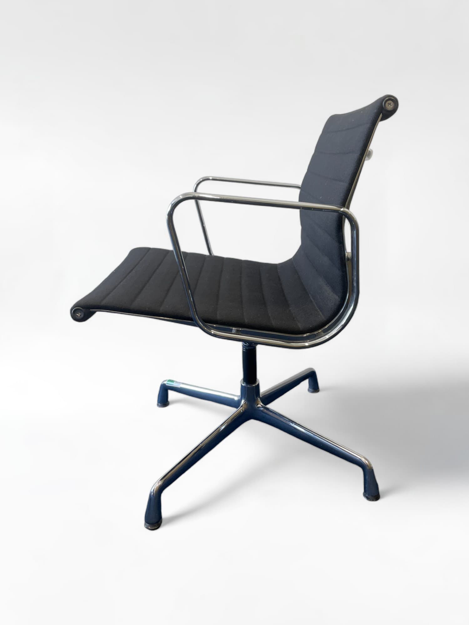 Vitra Eames - Hopsak Black EA104-4