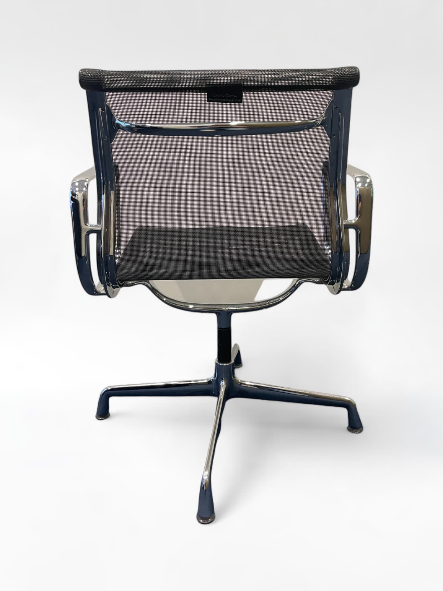 Vitra zwarte stoffen stoel met verchroomd frame en armleuningen en netrugleuning-4