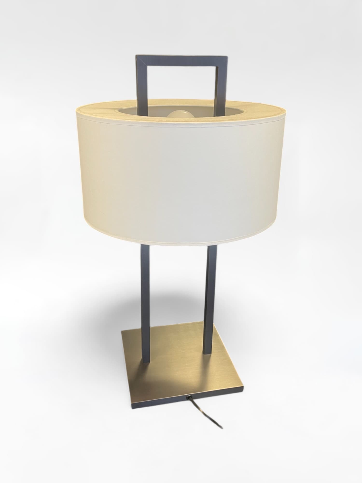 Witte stoffen tafellamp met metalen voet en modern ontwerp-0