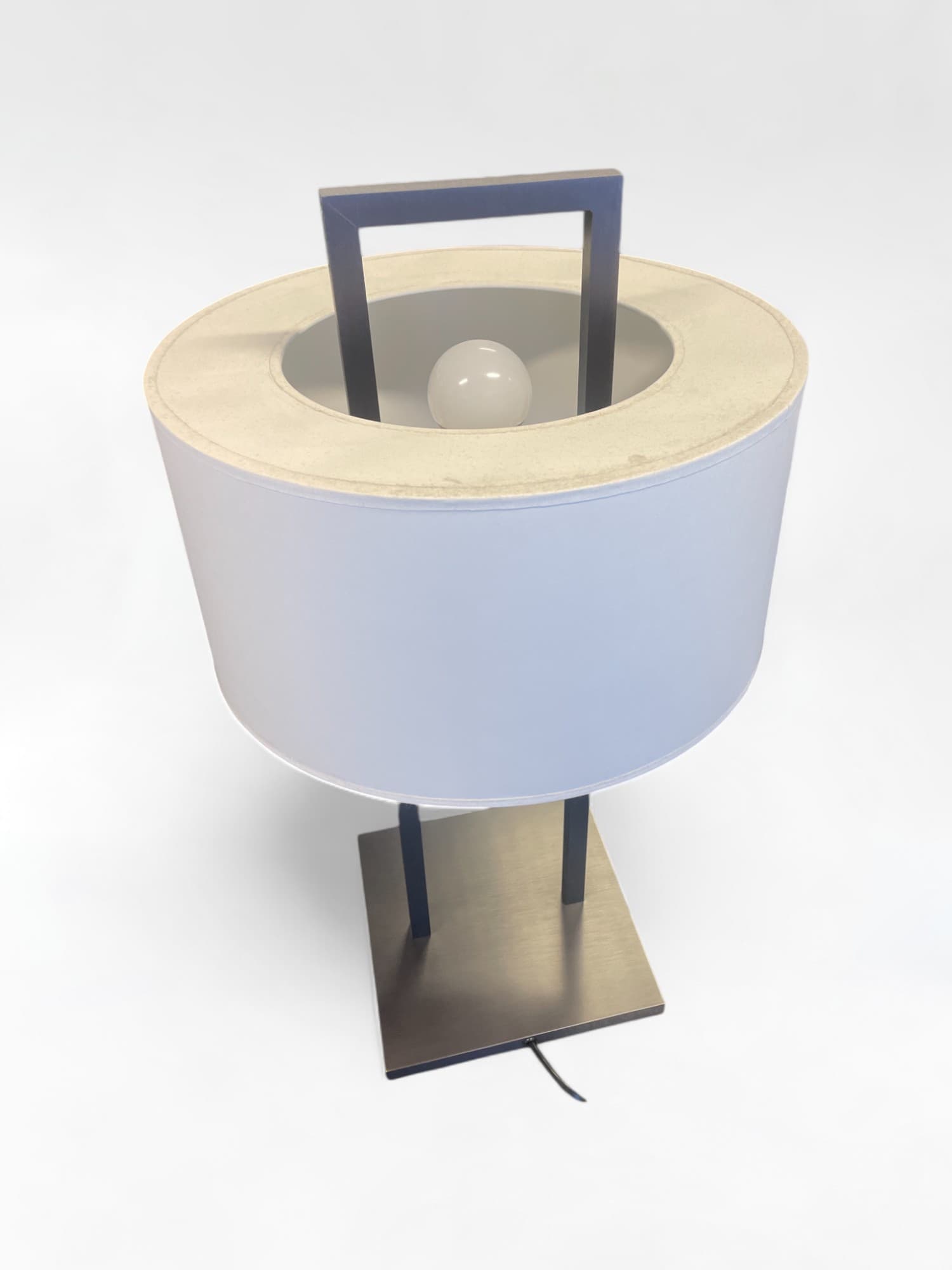 Witte stoffen tafellamp met metalen voet en modern ontwerp-1