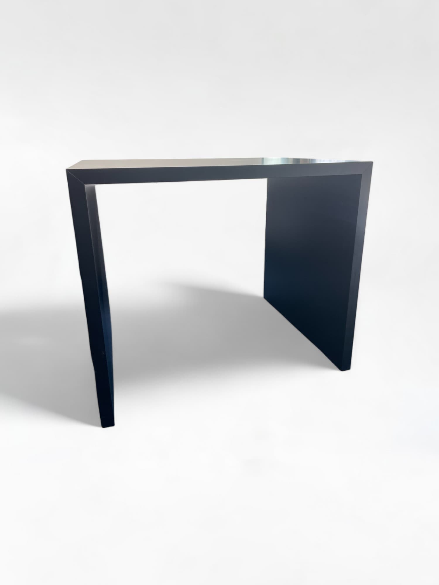Table carrée en bois noir