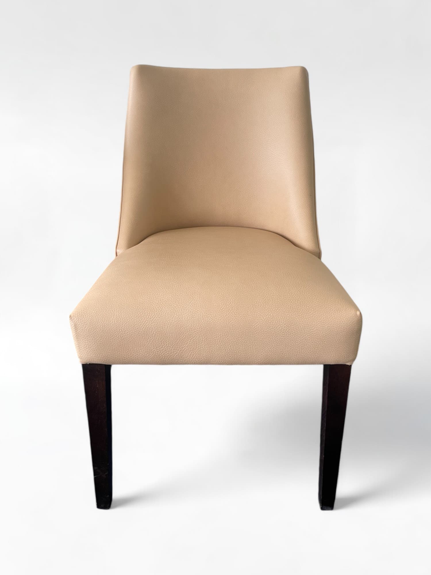 Beige leren stoel met houten poten-1