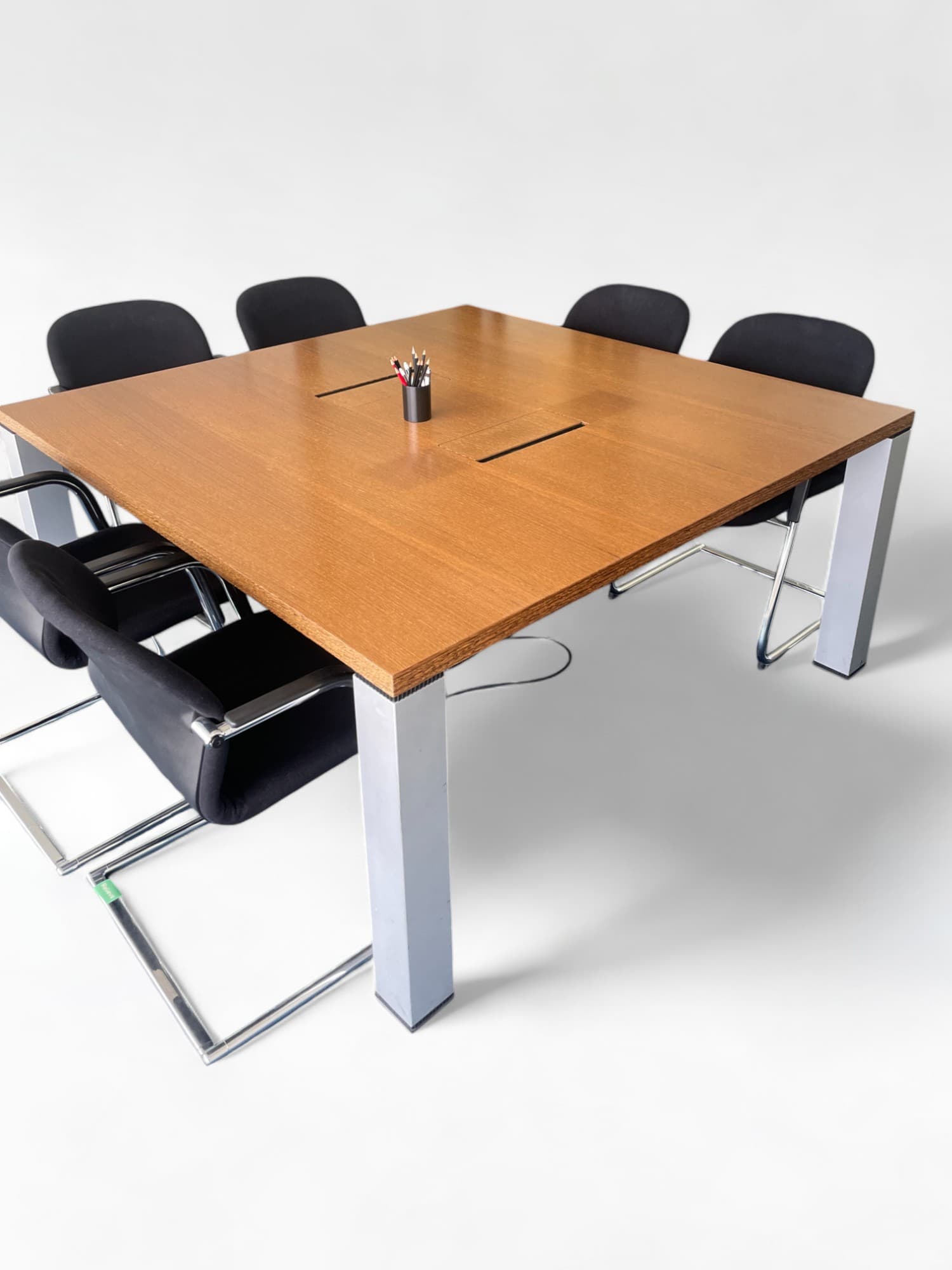 Bruine vierkante houten tafel met metalen poten en bovenblad-0