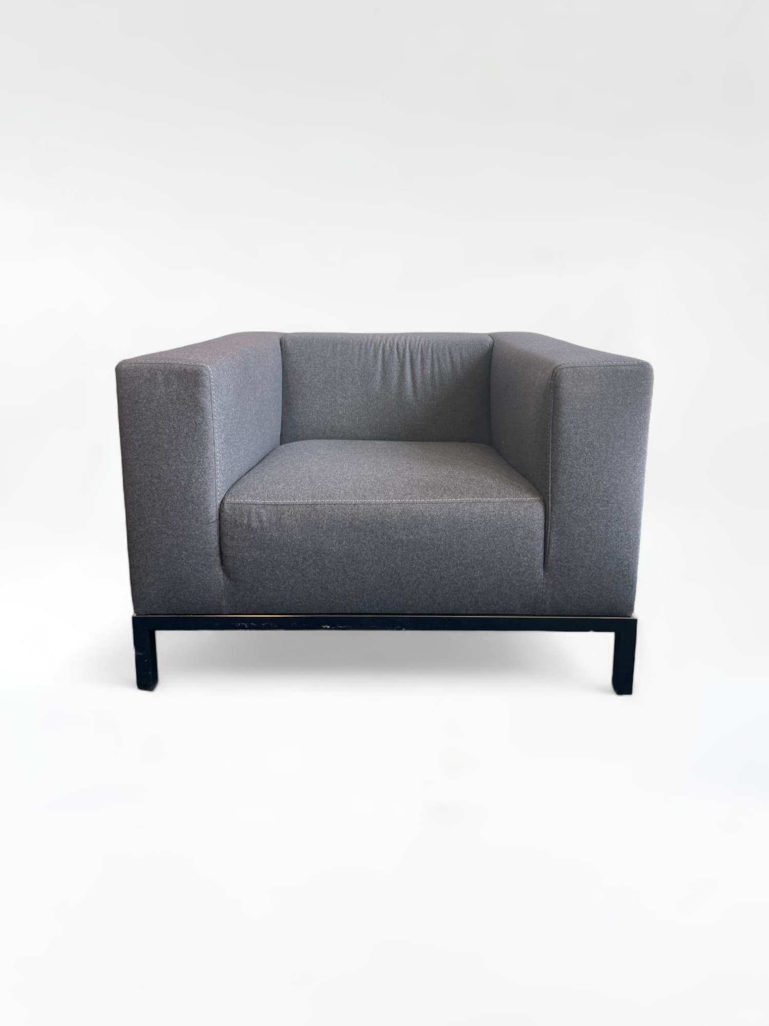 Fauteuil confortable en tissu gris avec structure métallique-1
