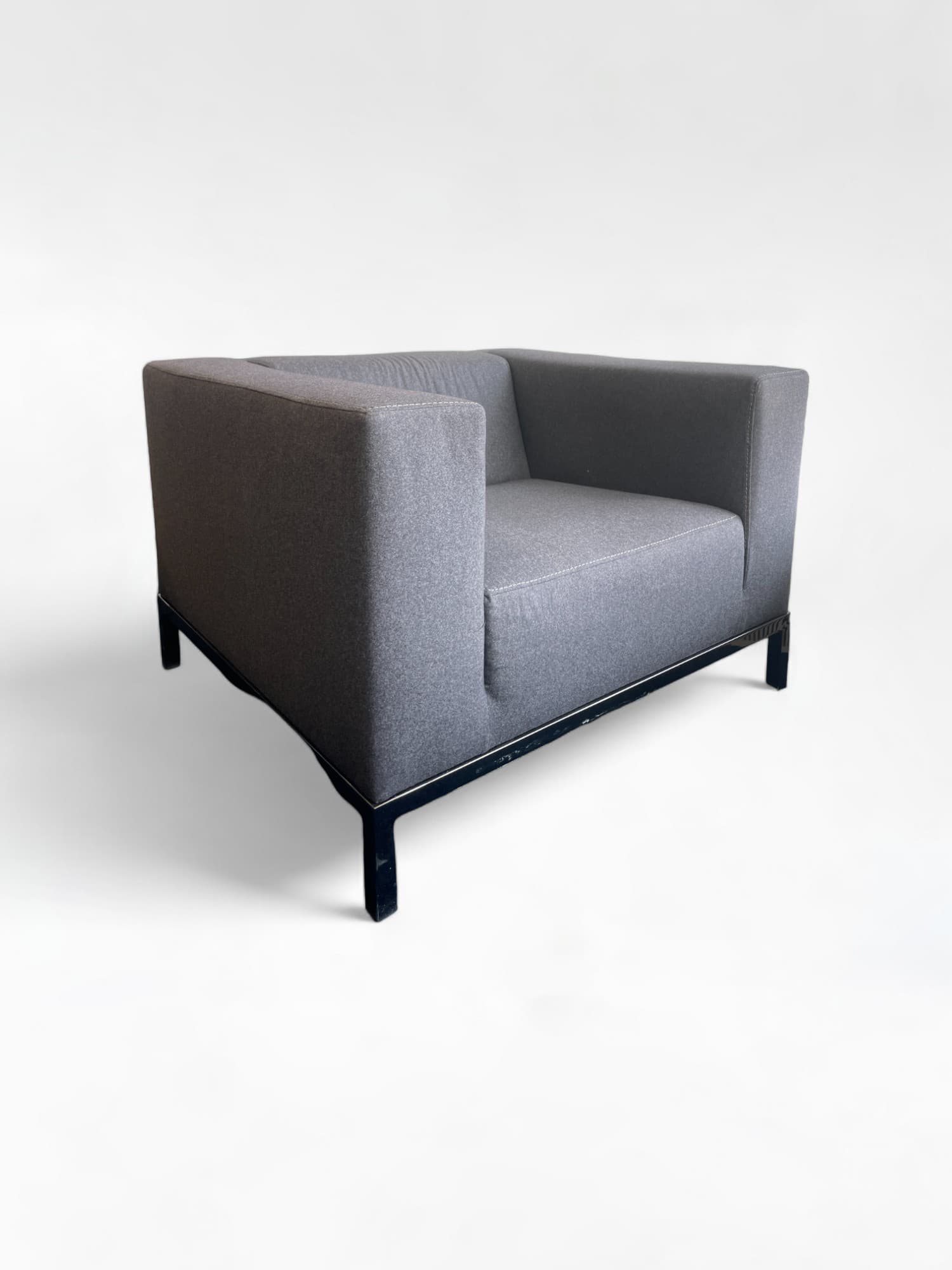 Fauteuil confortable en tissu gris avec structure métallique