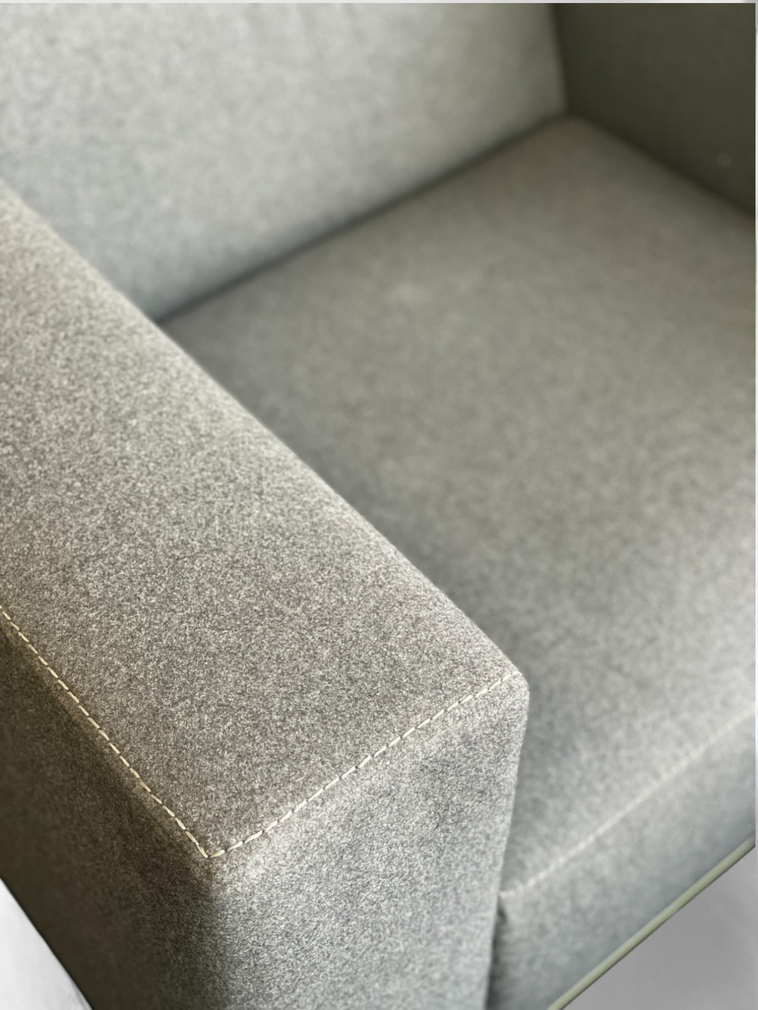 Fauteuil confortable en tissu gris avec structure métallique-2