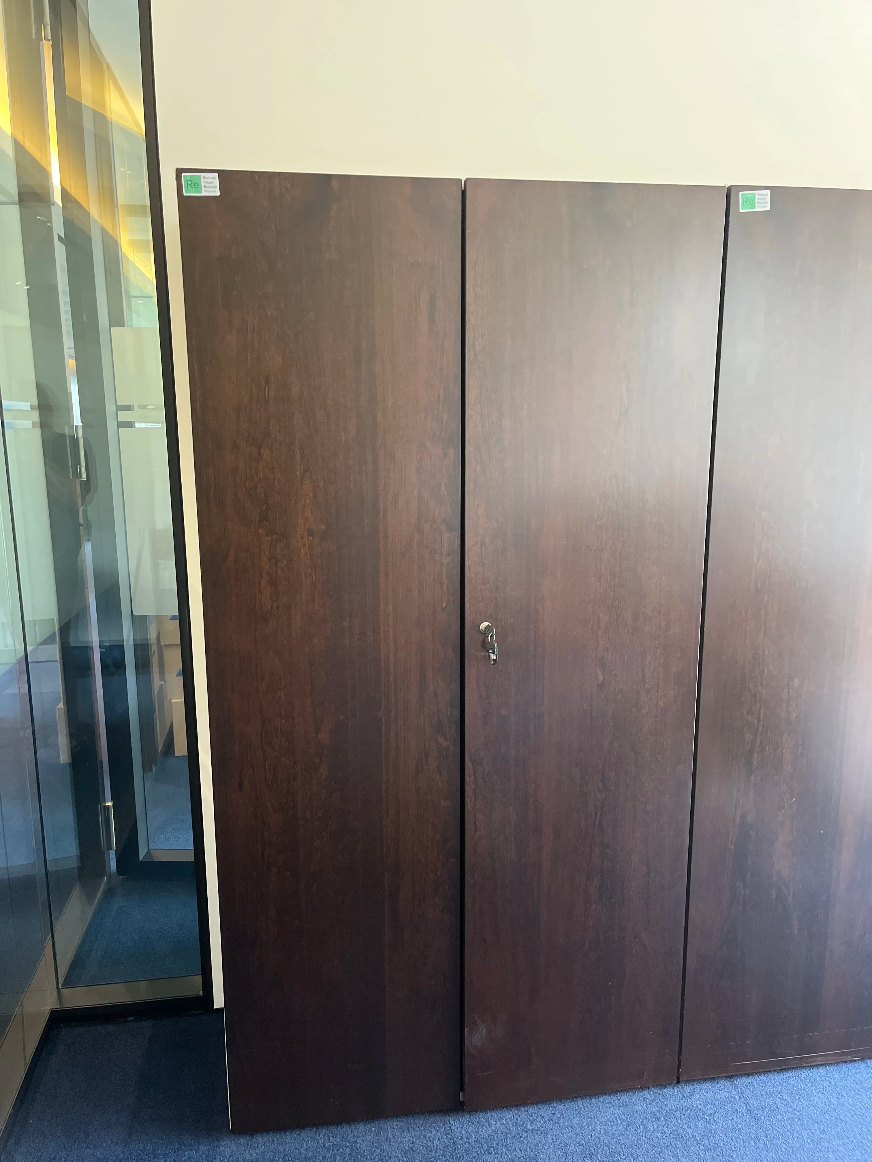 Armoire en bois brun avec serrure-1