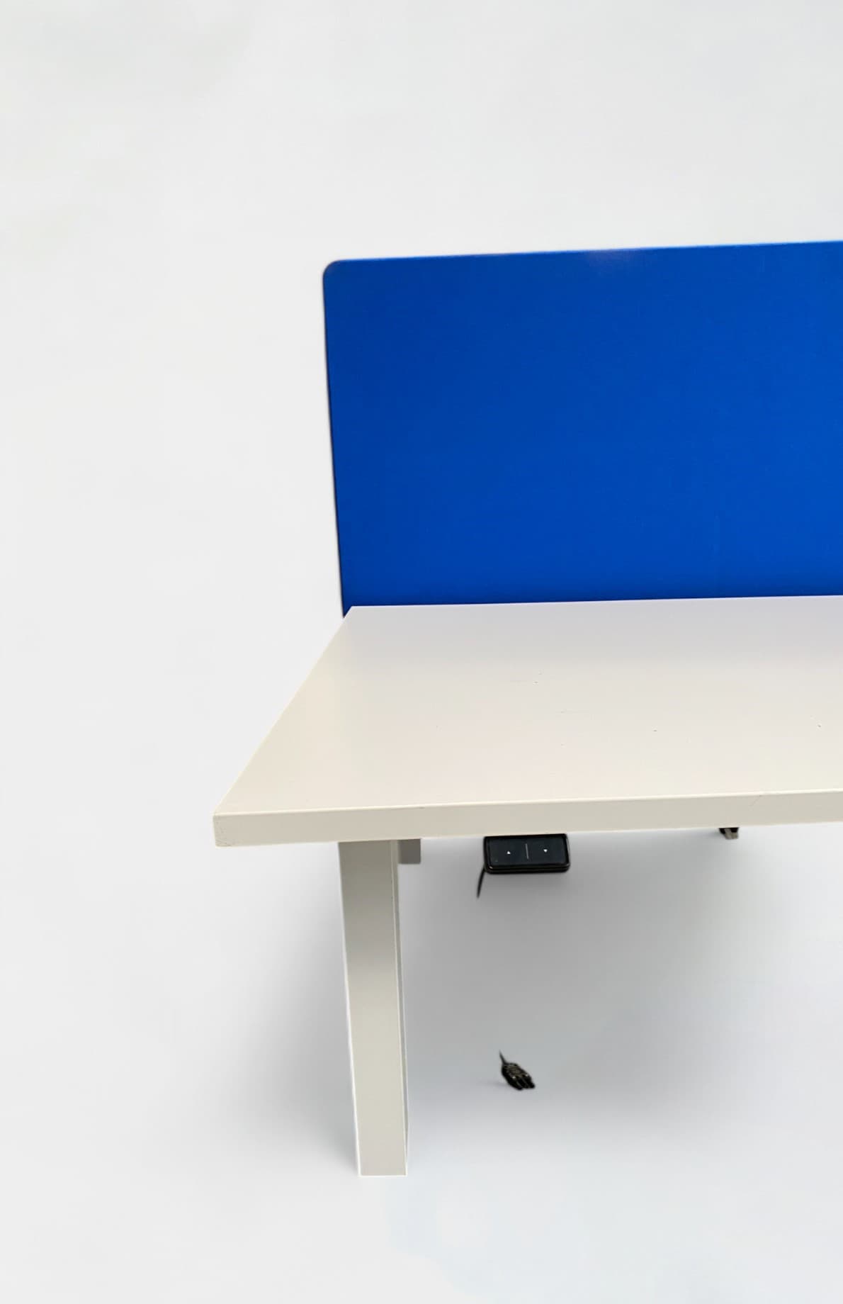 Herman Miller bureau électrique duo trapézoïdal en bois blanc sans le séparateur-1