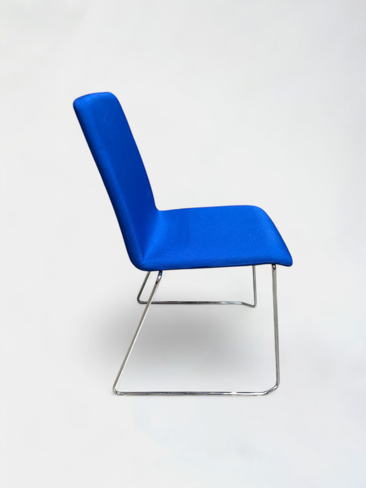 Chaise électrique bleue empilable Narbutas Moon sur pieds en acier-1