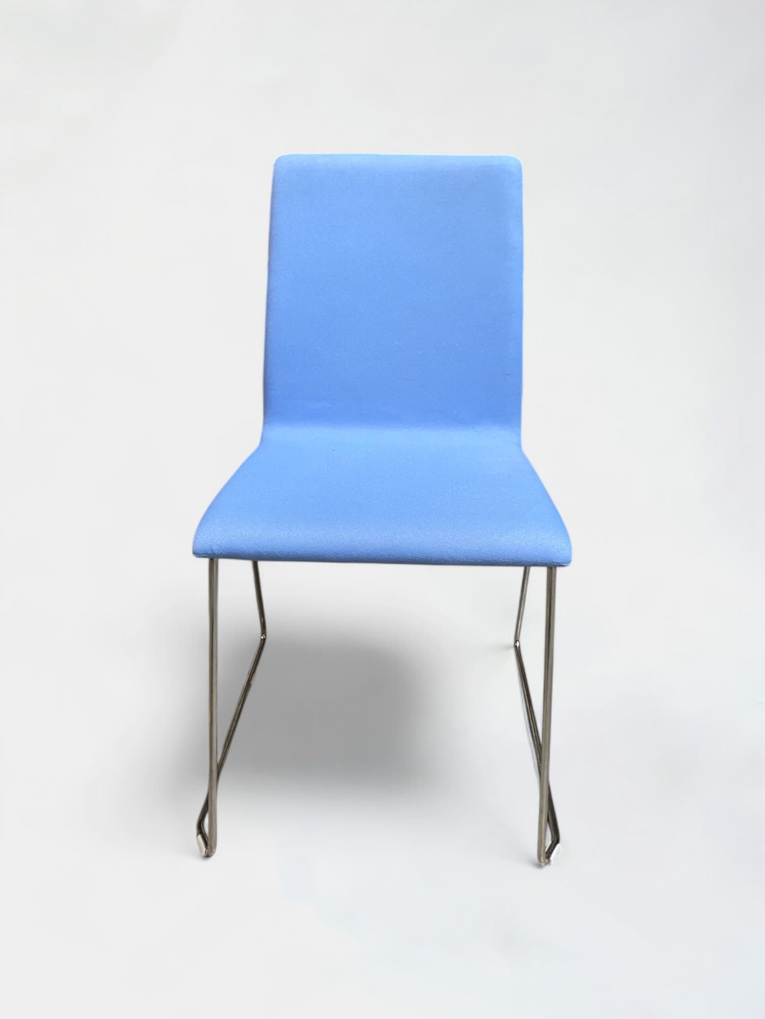 Chaise empilable Narbutas Moon bleu clair sur pieds en acier-1