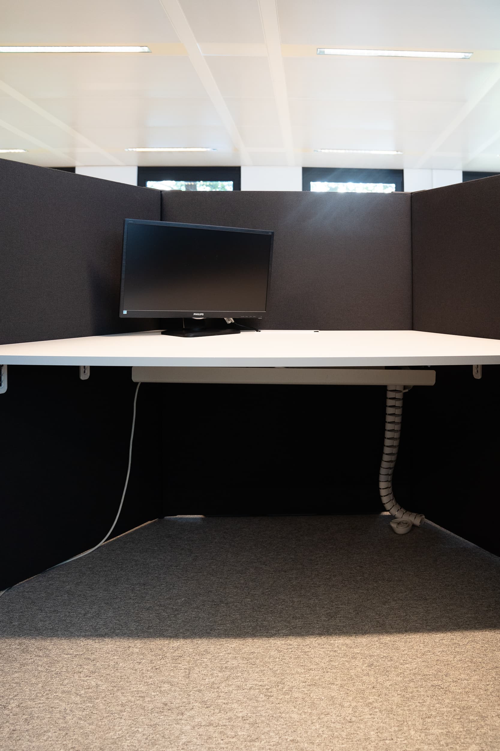 Modulable Desk Set : Dark Grey Wall partitions with integrated white desks-0
